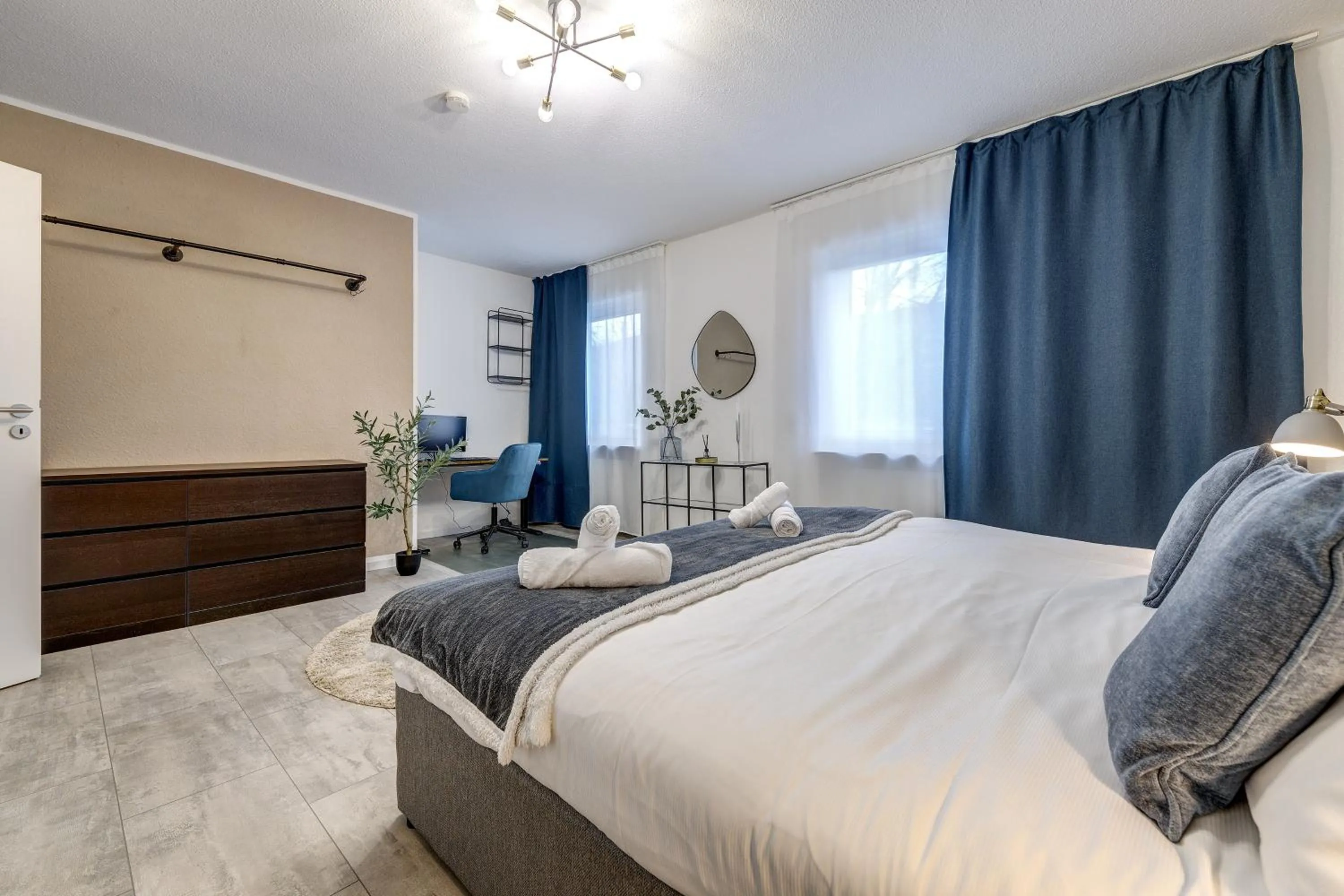 Bed in Zentrale Design Wohnung in Ufernähe - 105 qm - Parkplatz - Küche - Netflix
