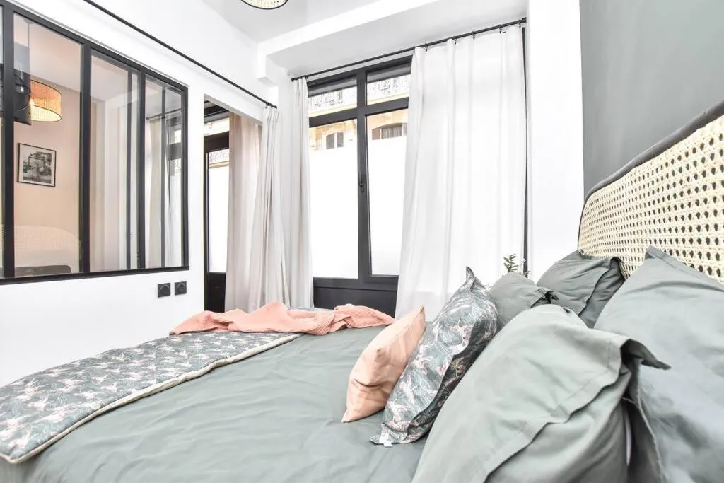 Bed in Charming Flat in Montmartre - Imhost