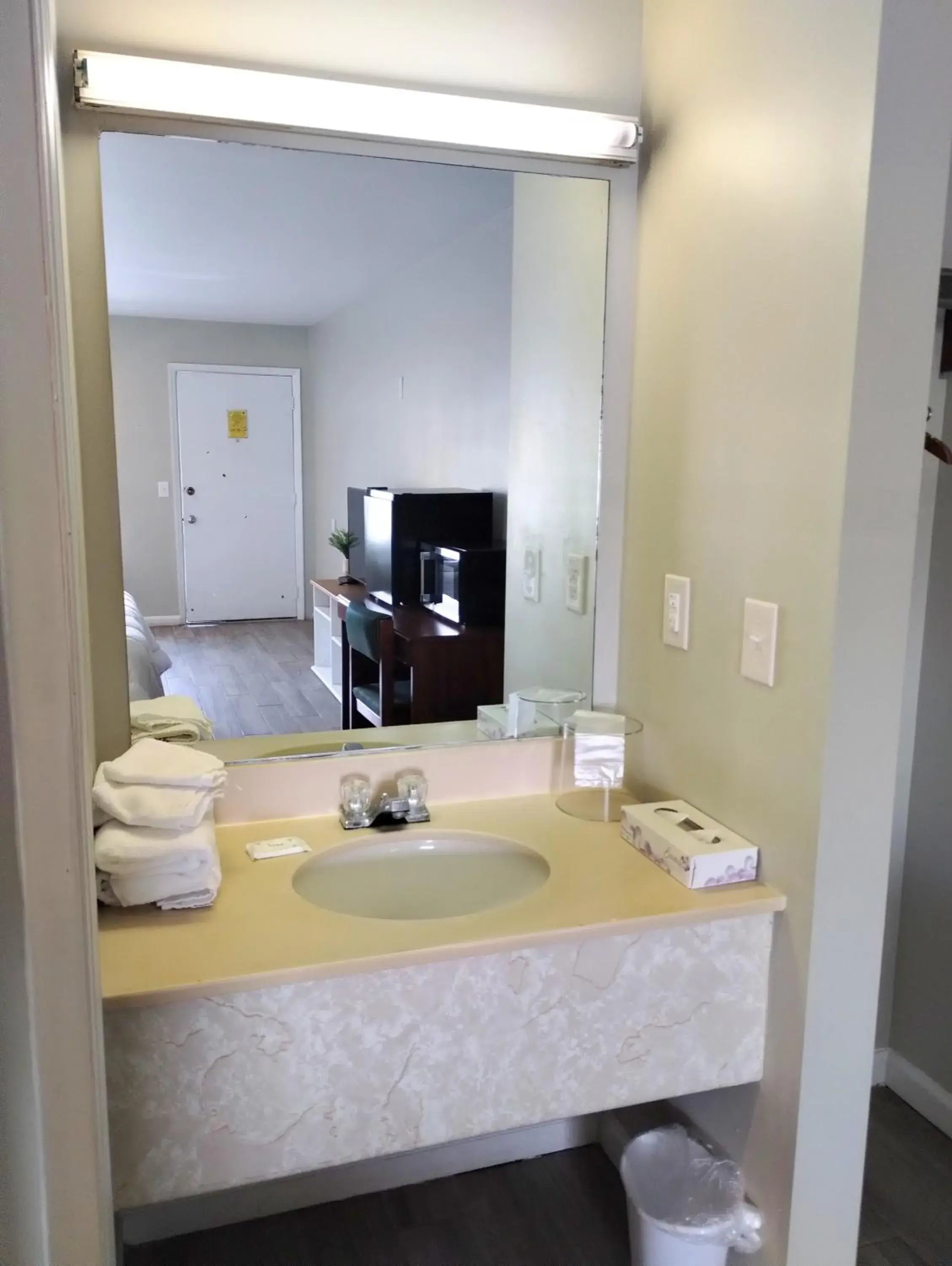 Economy Double Room in Gateway Inn Economy Double Room in Gateway Inn