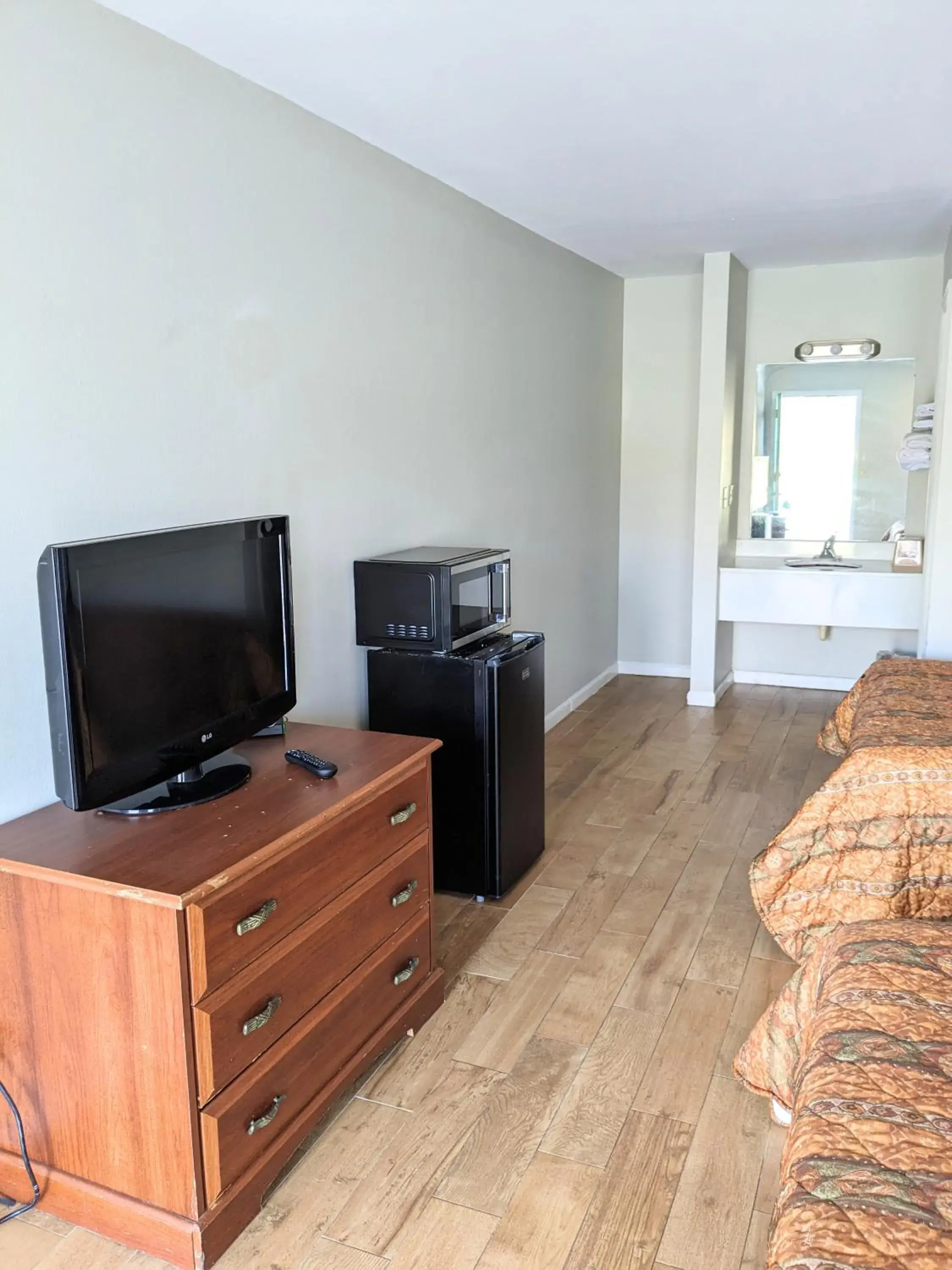 Standard Queen Room in Gateway Inn Standard Queen Room in Gateway Inn