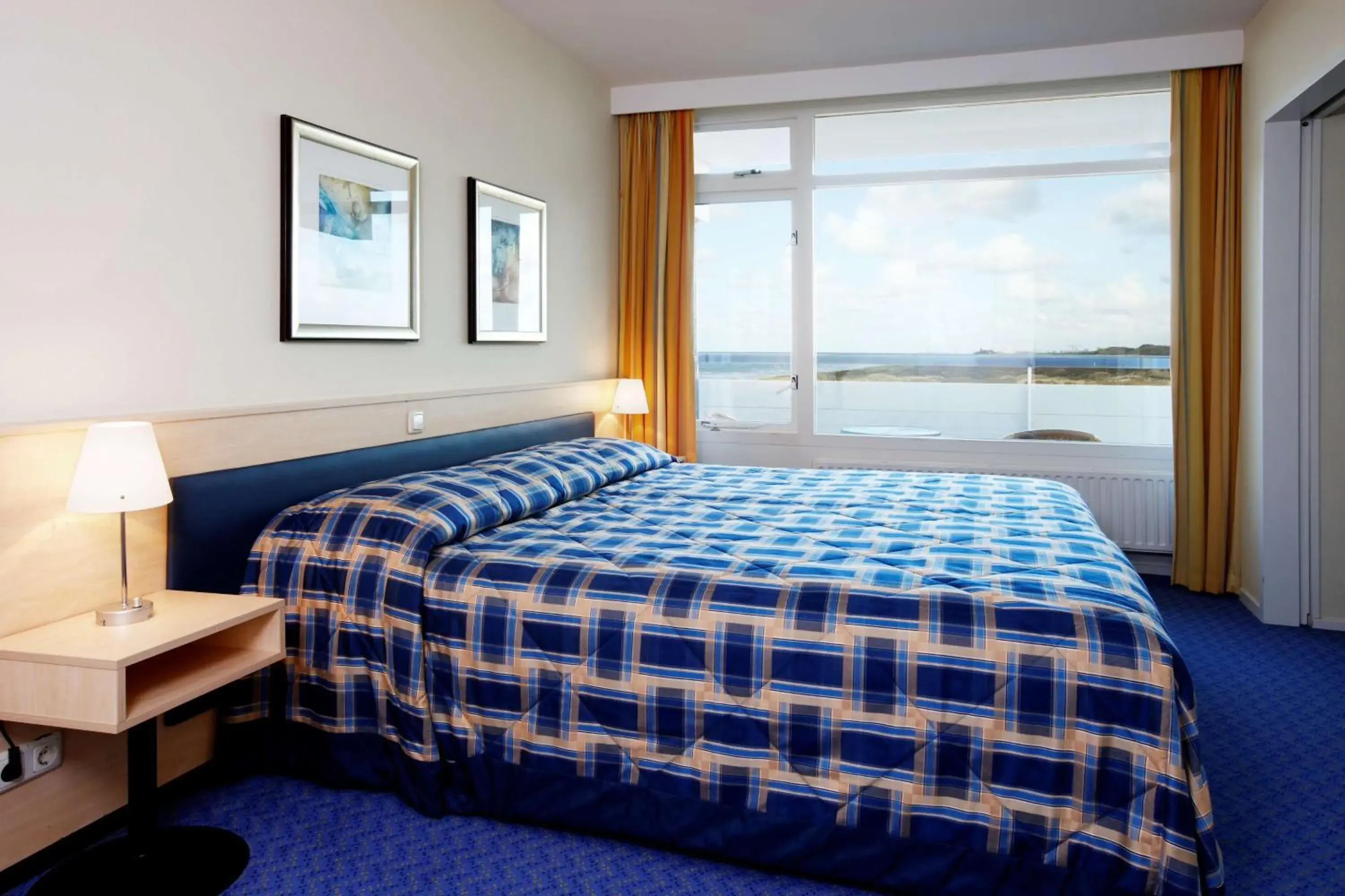 Photo of the whole room, Bed in NH Atlantic Den Haag Photo of the whole room, Bed in NH Atlantic Den Haag