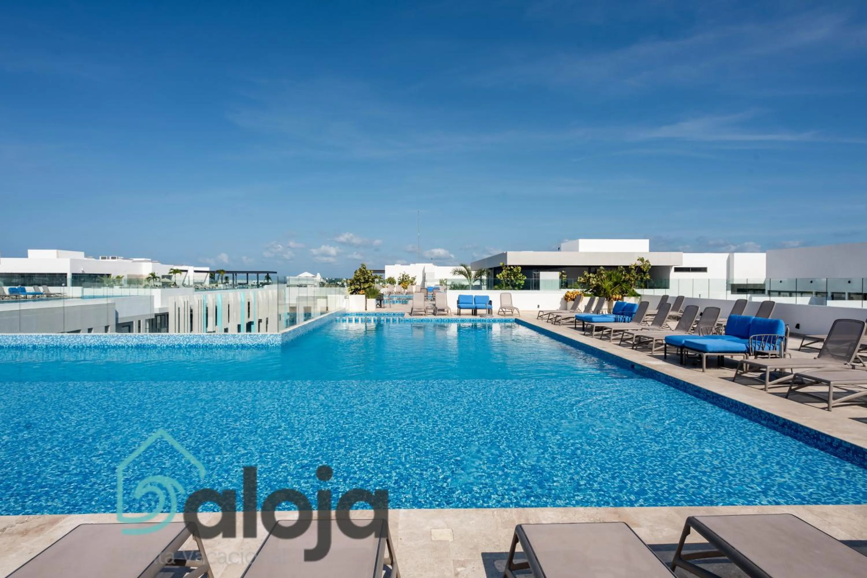 Pool view in Ipana condo unos pasos de 5ta Avenida