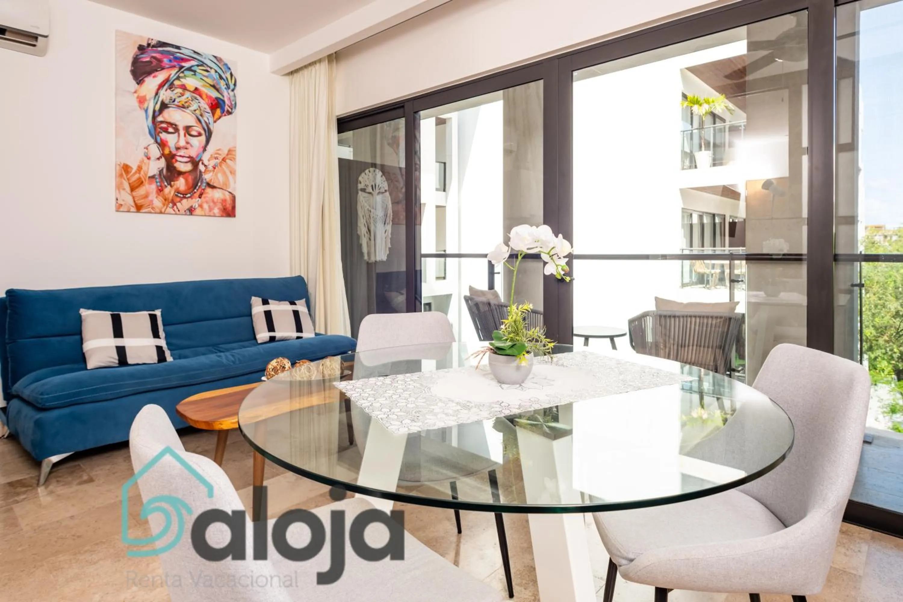 Living room in Ipana condo unos pasos de 5ta Avenida