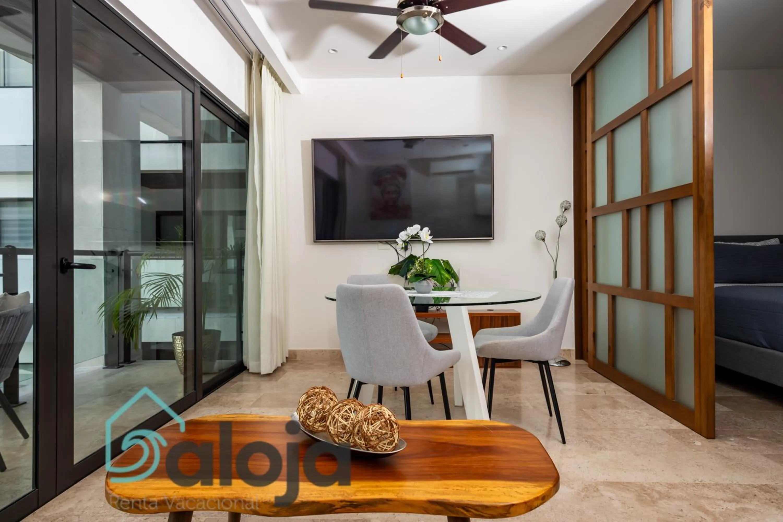 Living room in Ipana condo unos pasos de 5ta Avenida