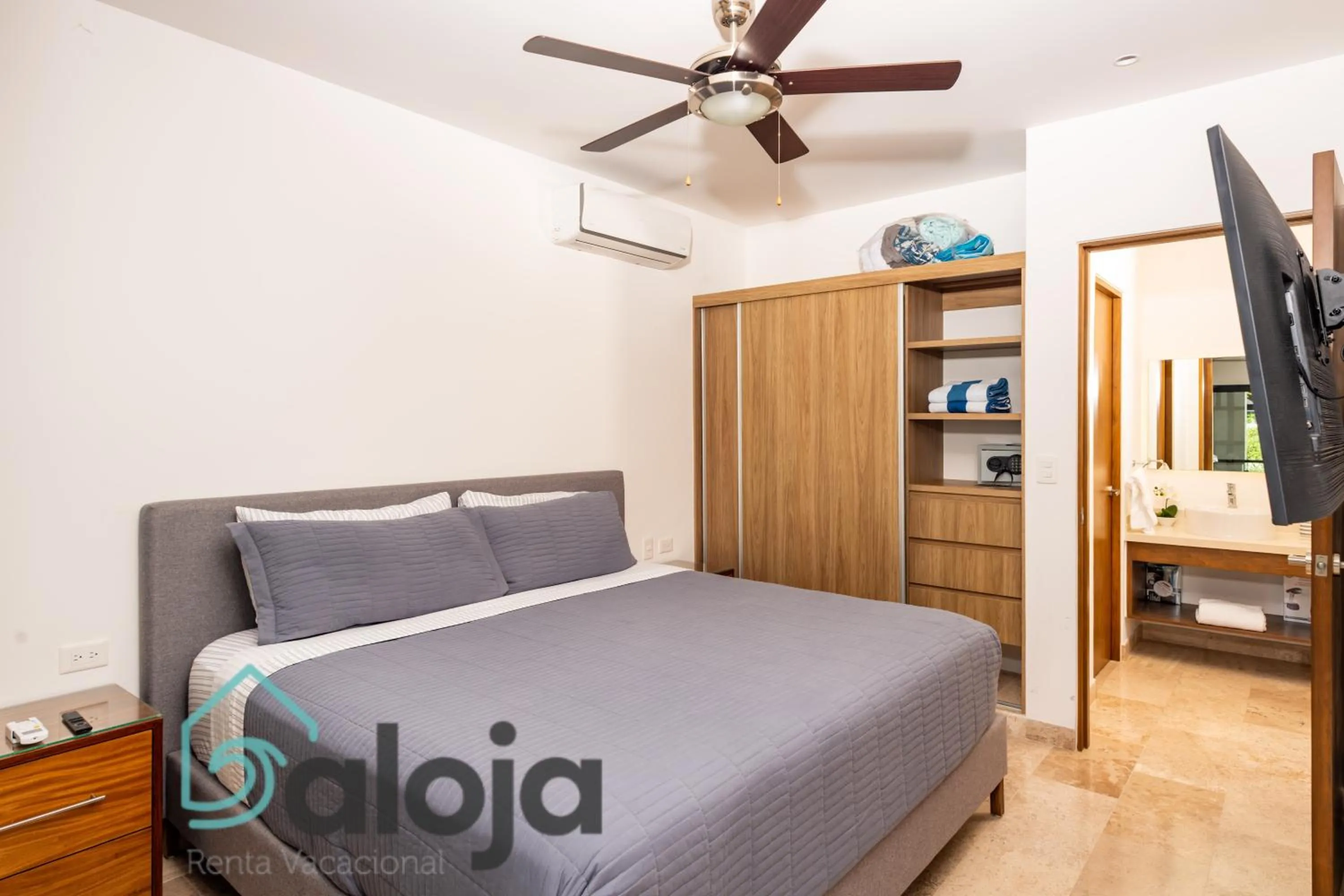 Bedroom in Ipana condo unos pasos de 5ta Avenida