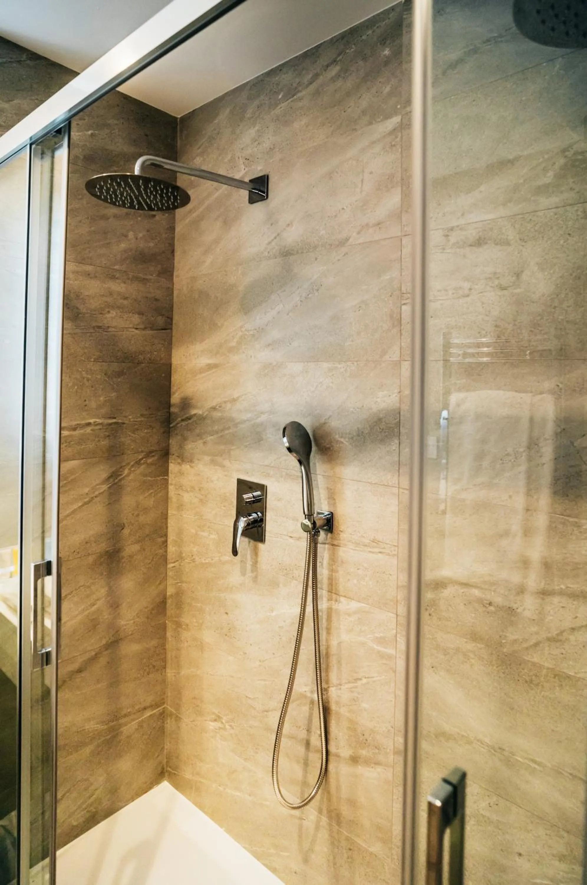 Shower, Bathroom in Arevalos Hotel