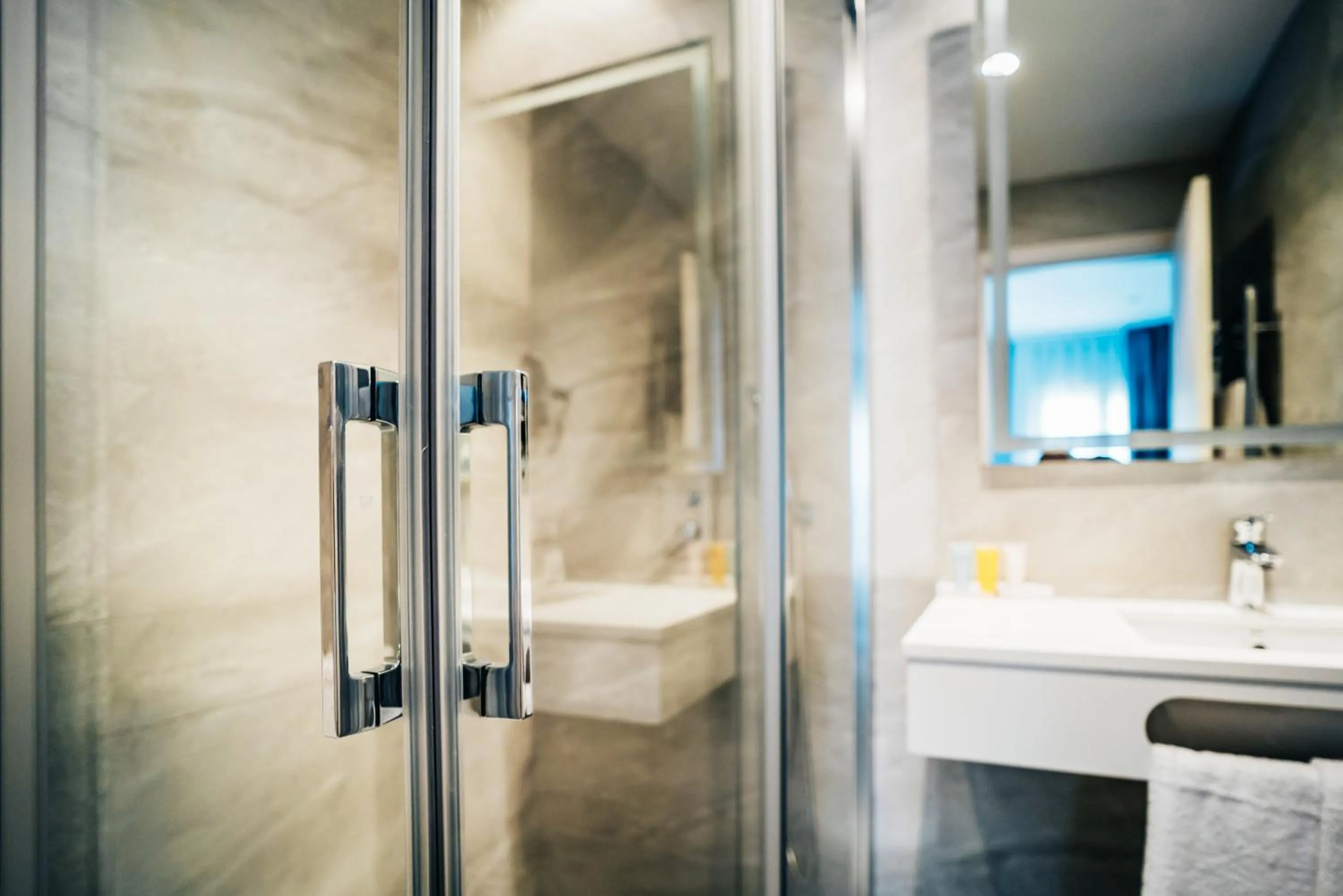 Shower, Bathroom in Arevalos Hotel