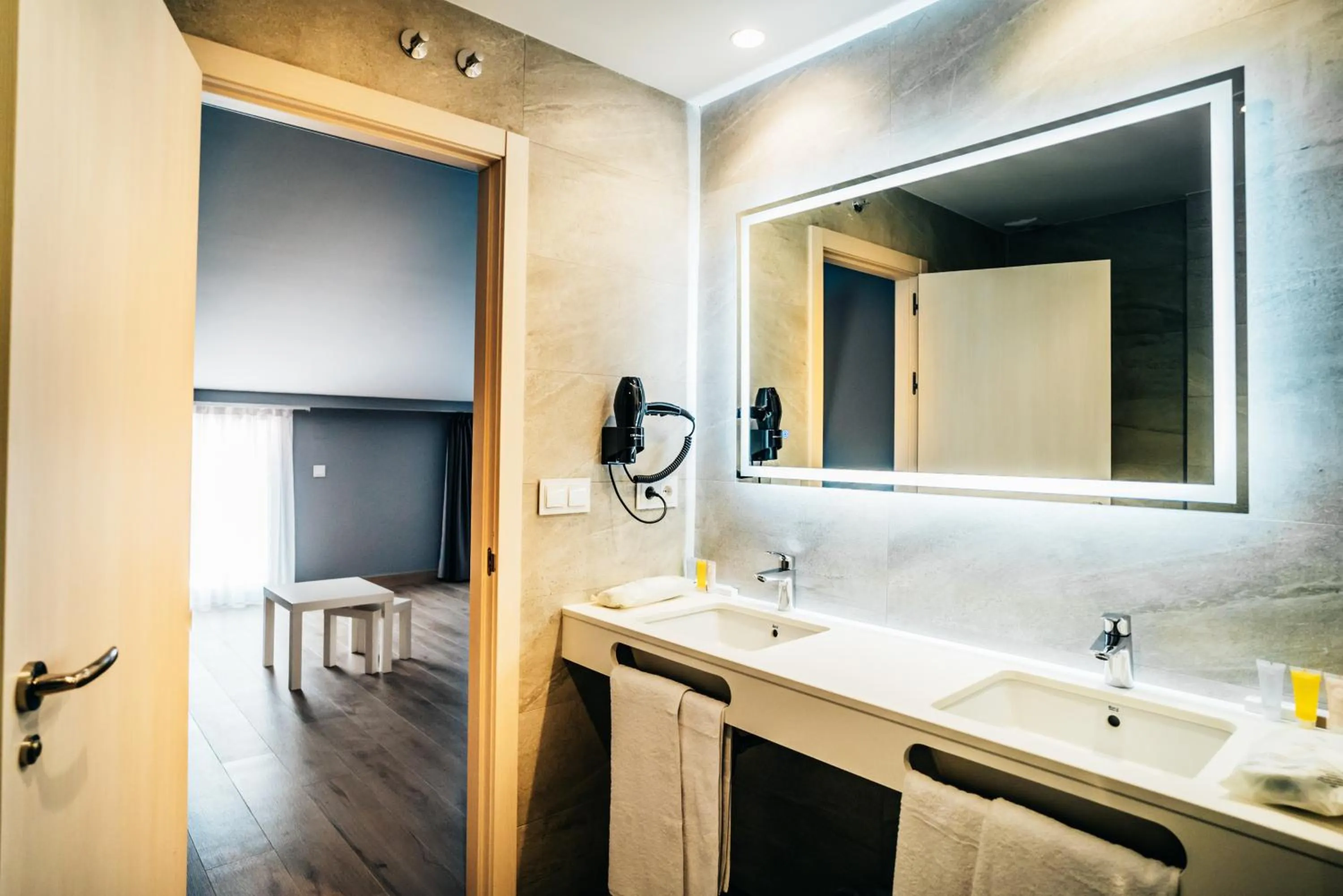 Shower, Bathroom in Arevalos Hotel