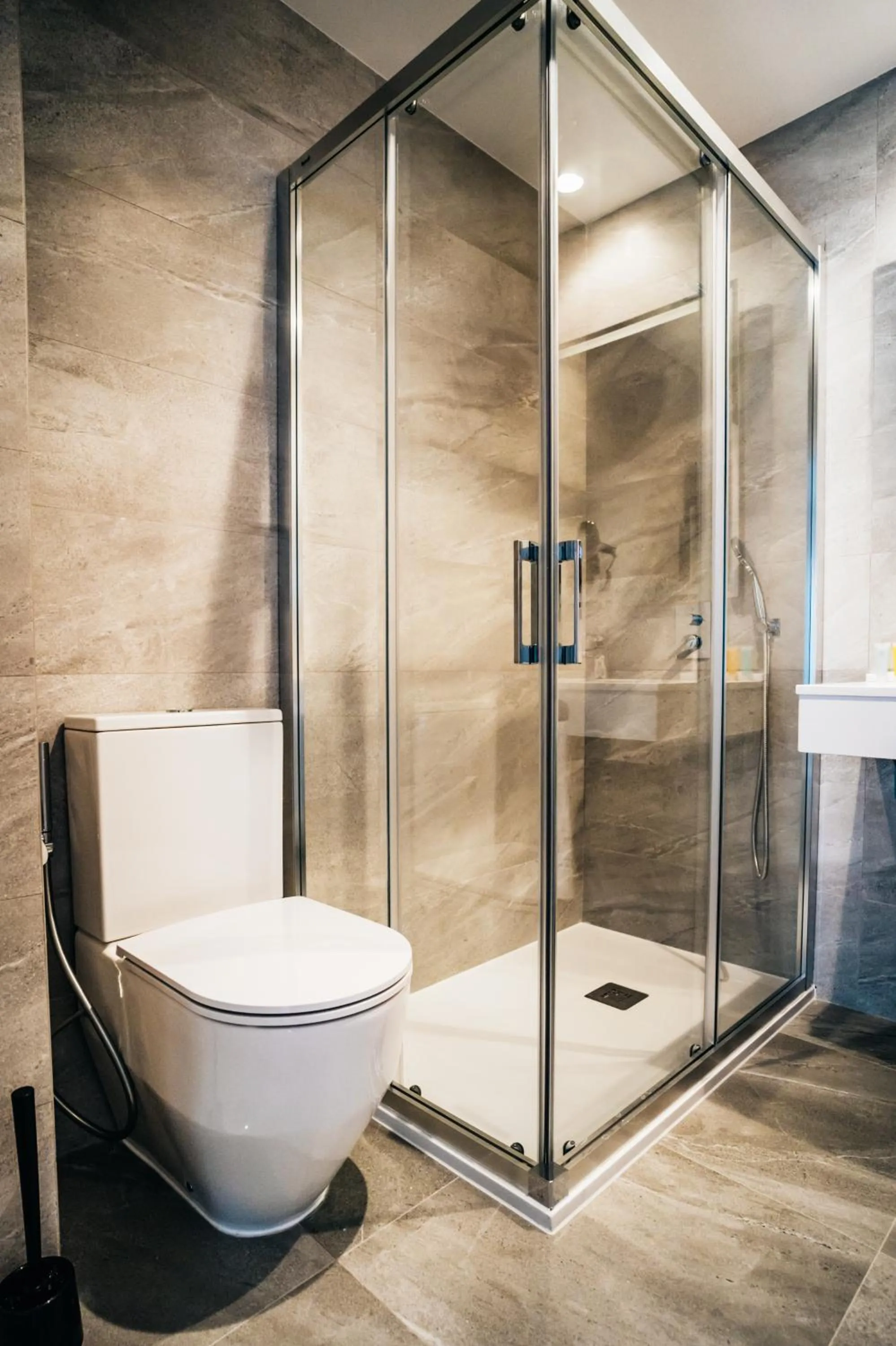 Shower, Bathroom in Arevalos Hotel