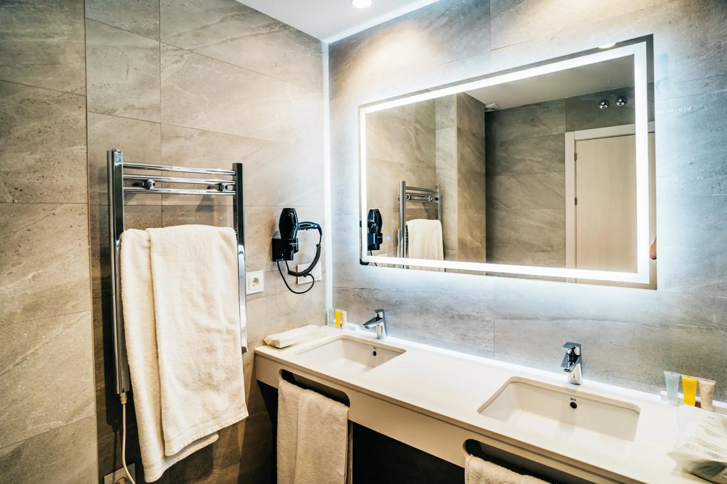 Shower, Bathroom in Arevalos Hotel