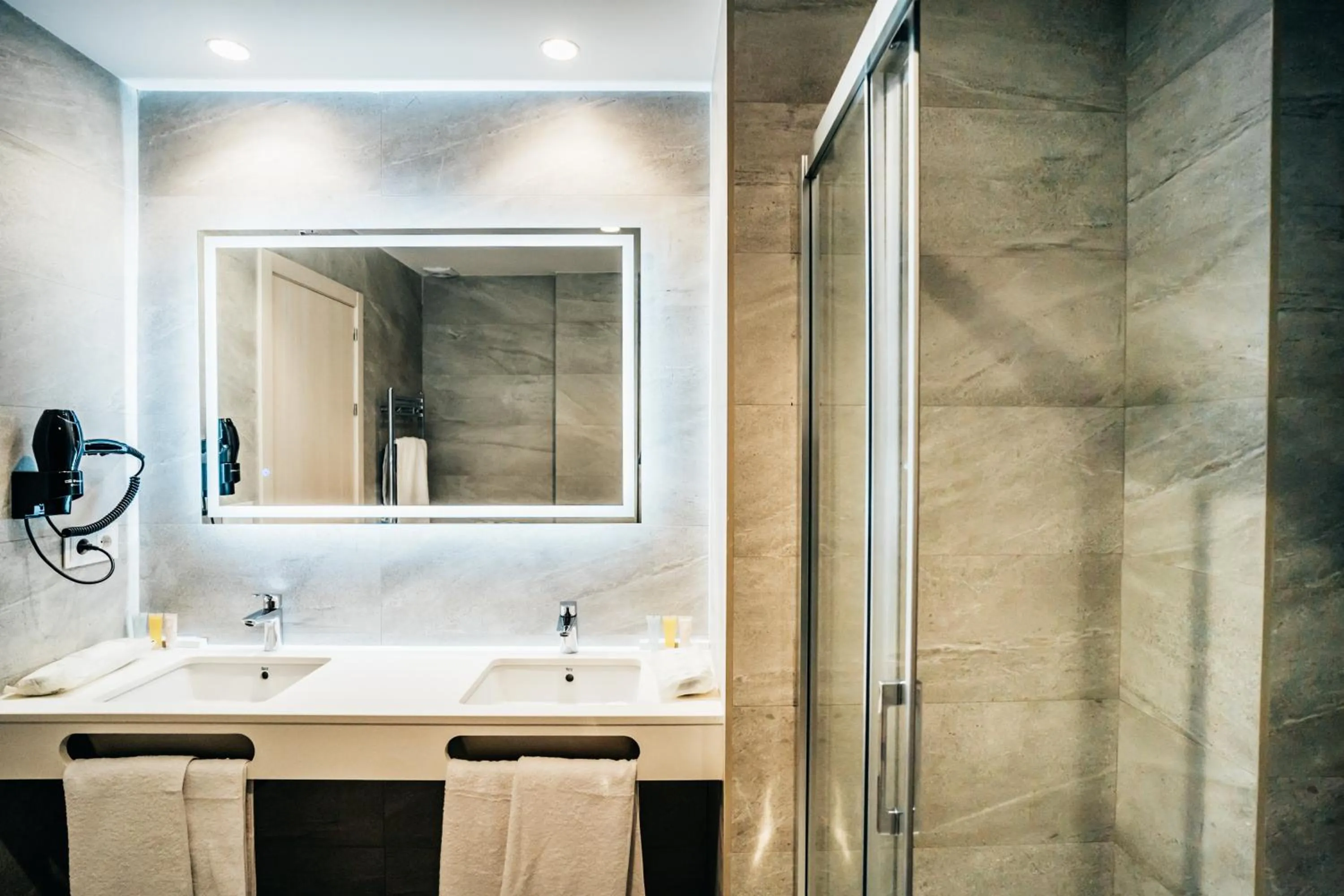 Shower, Bathroom in Arevalos Hotel