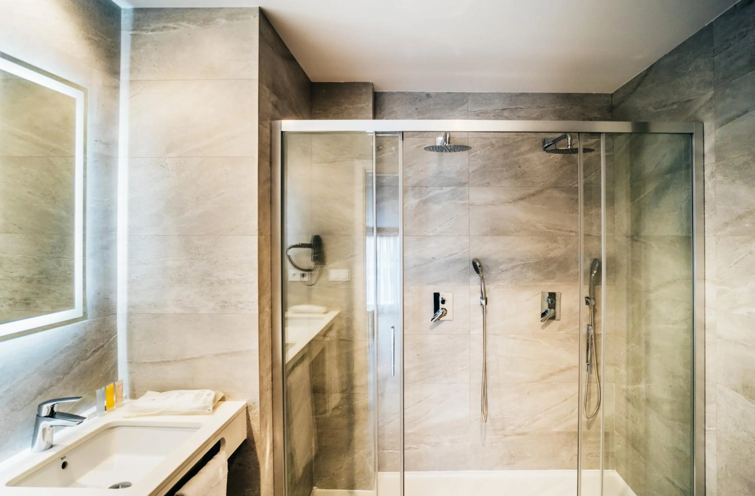 Shower, Bathroom in Arevalos Hotel