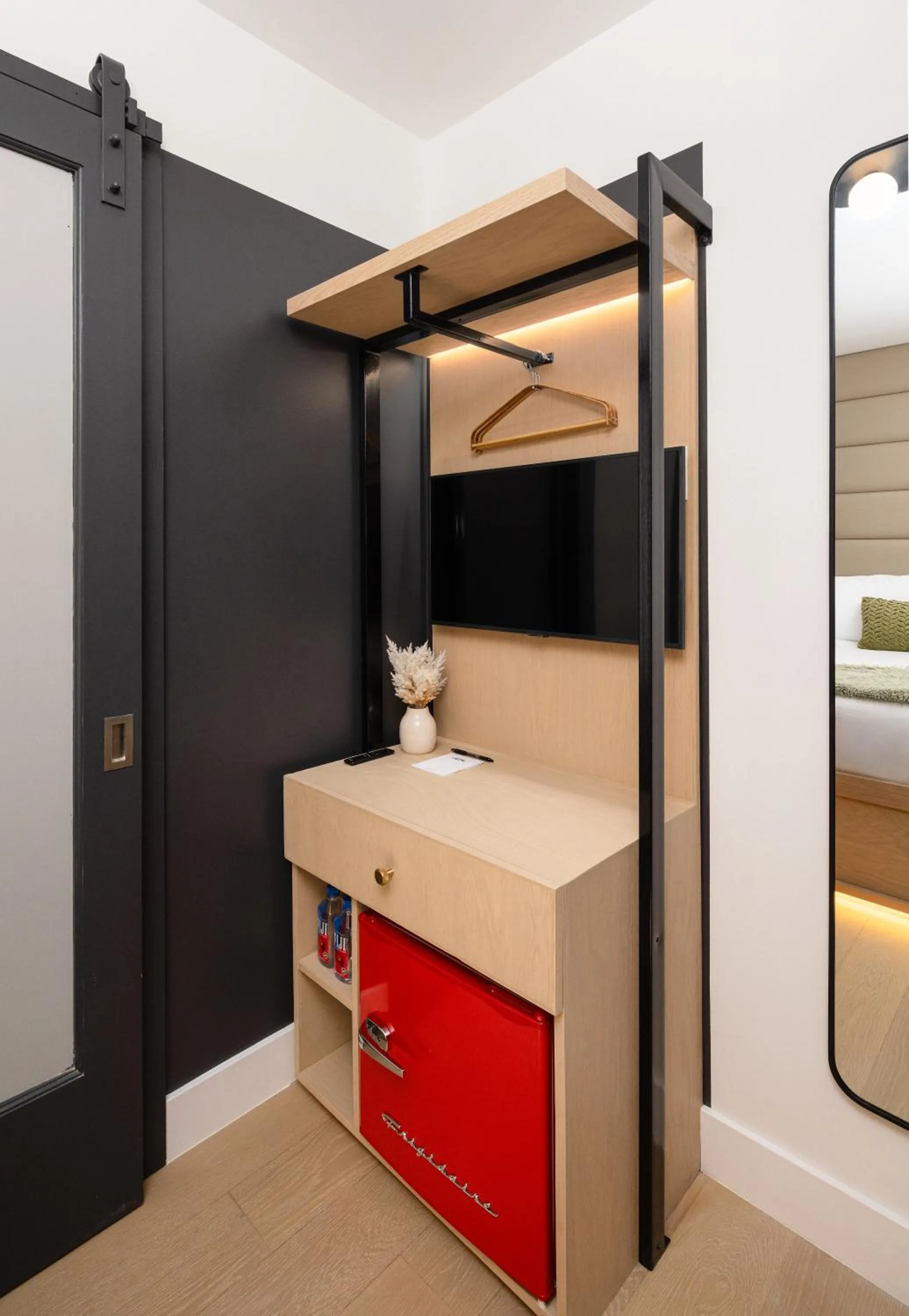 Photo of the whole room, Bed in Little Charlie Hotel