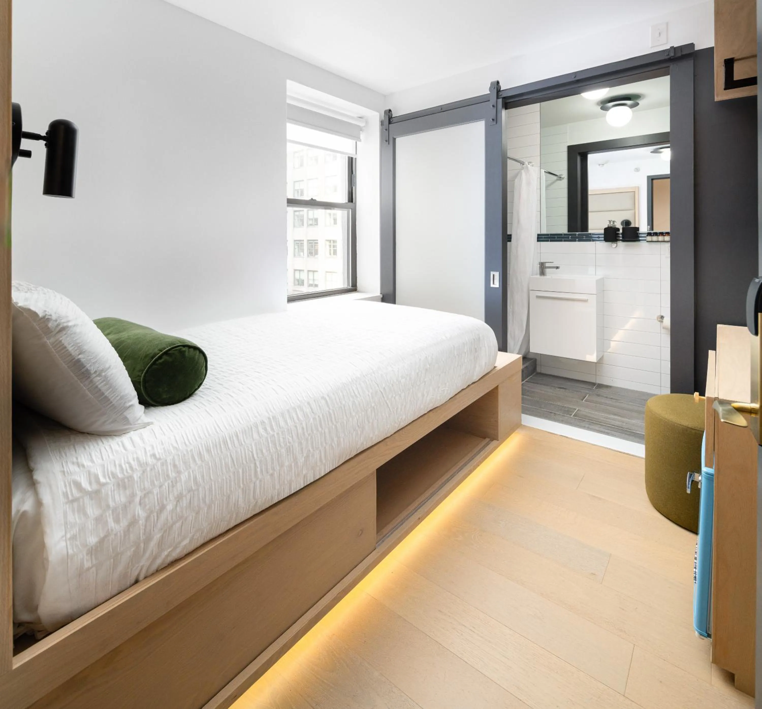 Photo of the whole room, Bed in Little Charlie Hotel