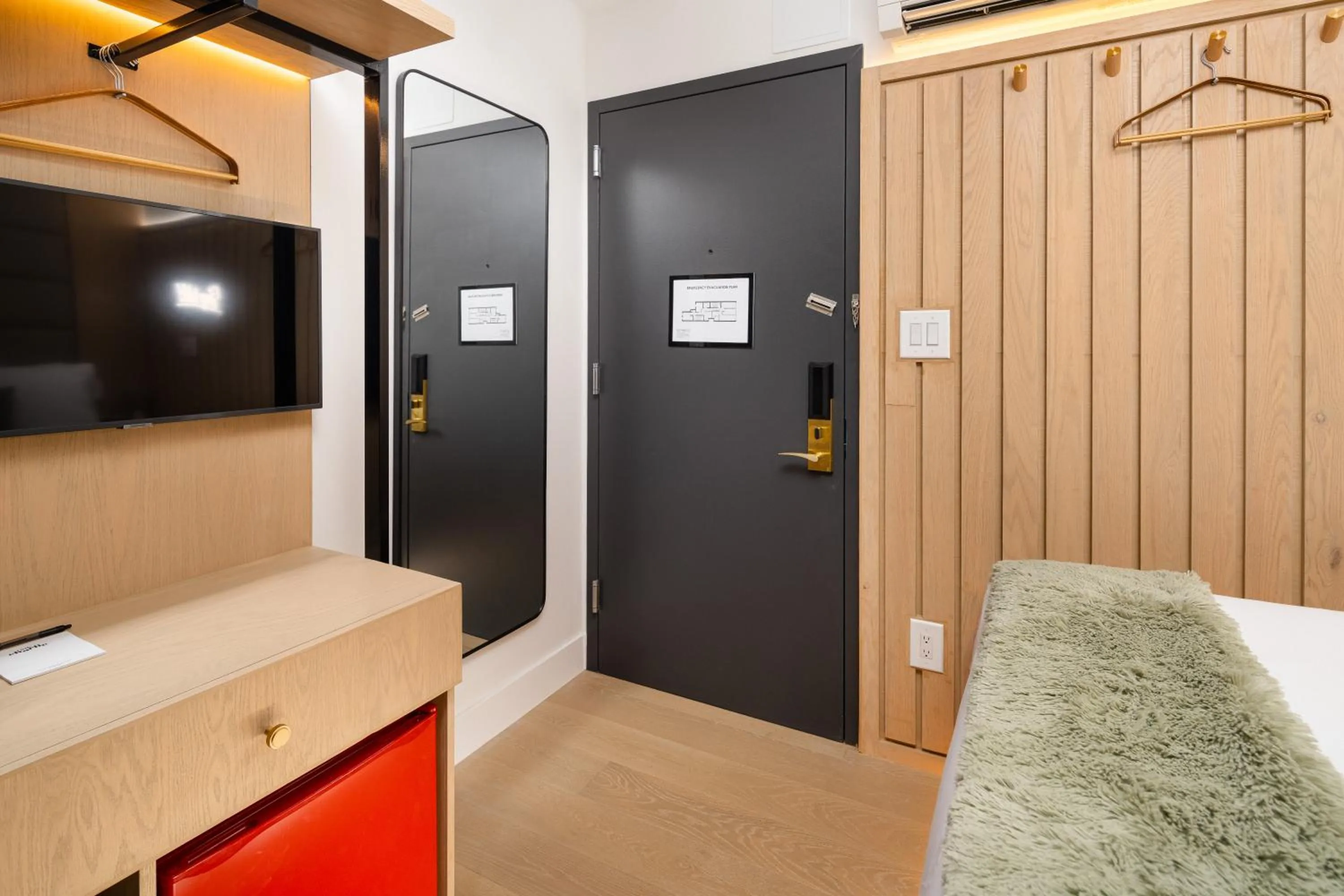 Photo of the whole room, Bed in Little Charlie Hotel