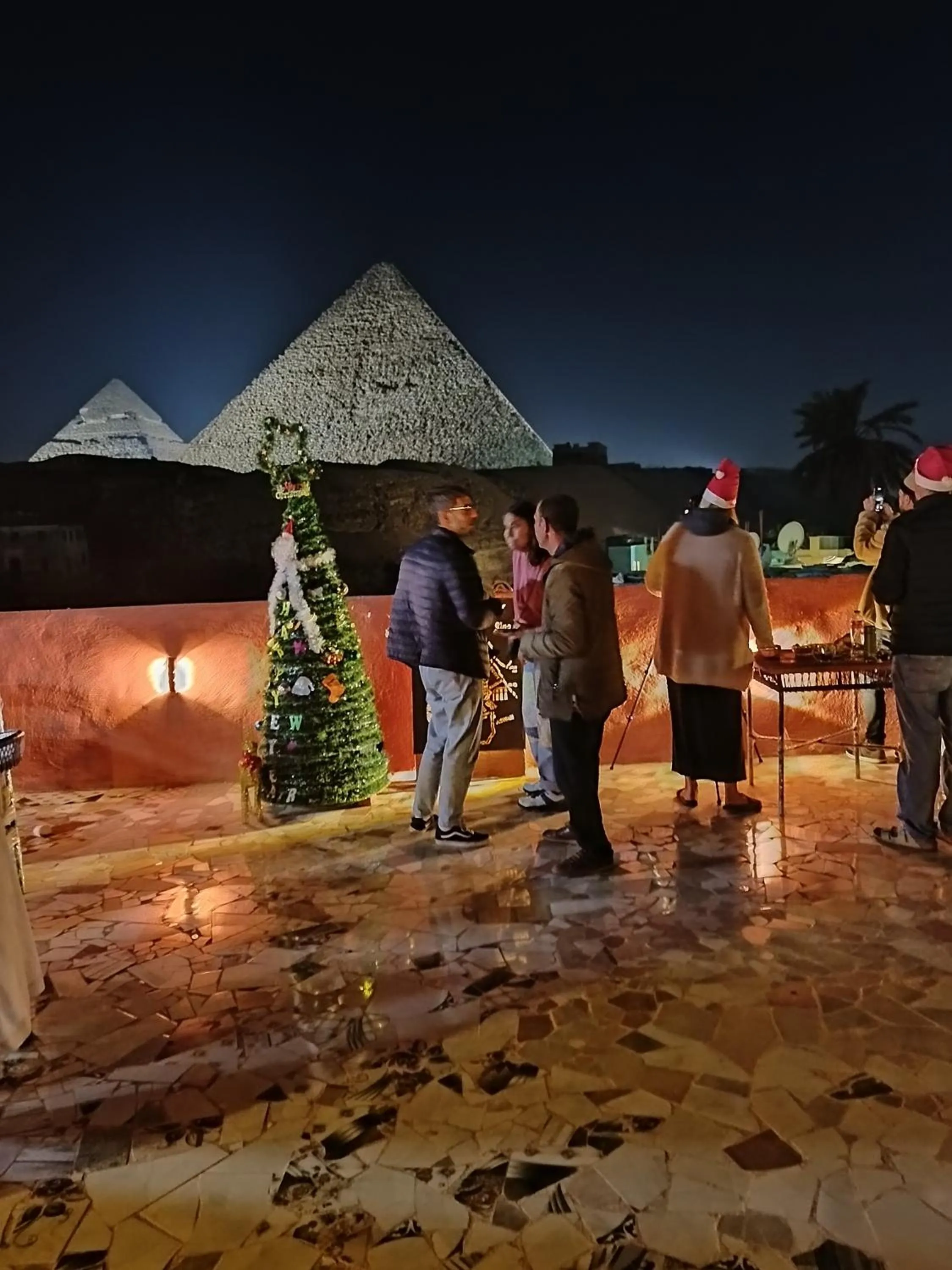 group of guests in El Khalil Pyramids View Inn