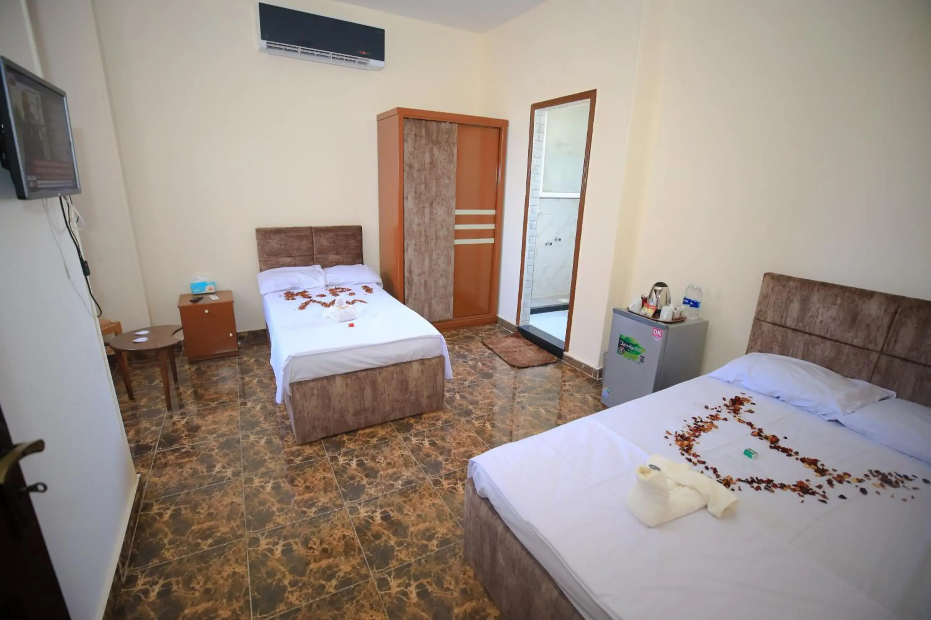 Deluxe Queen Room in El Khalil Pyramids View Inn Deluxe Queen Room in El Khalil Pyramids View Inn