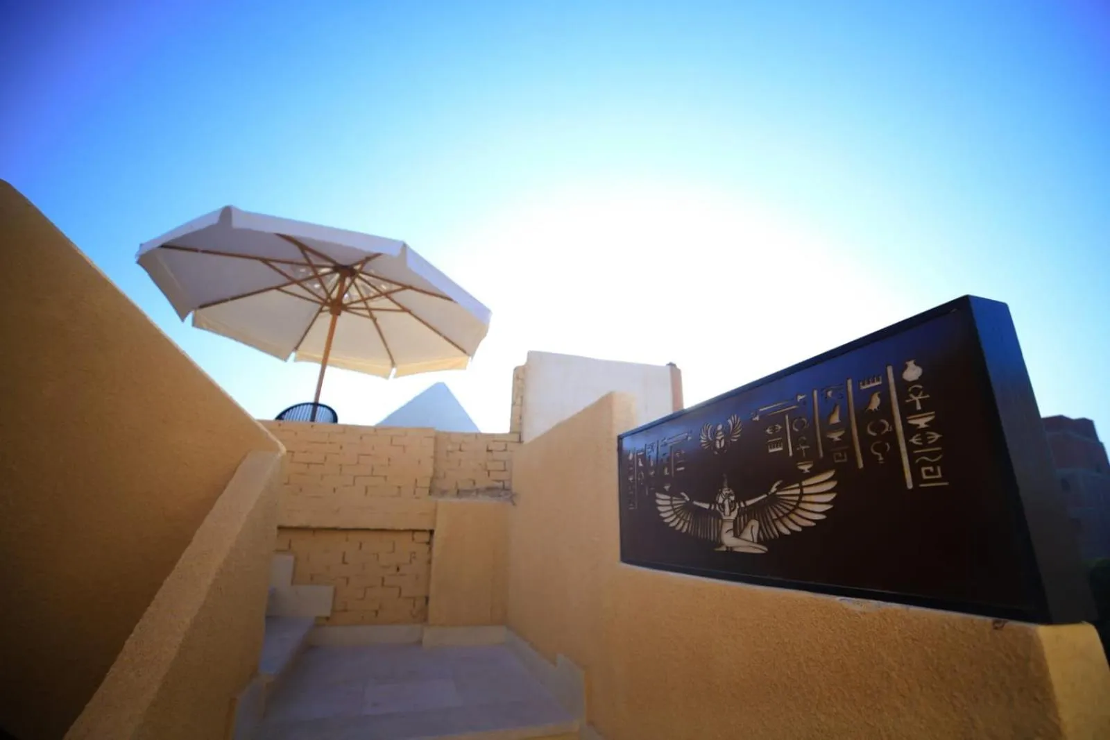 Evening entertainment in El Khalil Pyramids View Inn