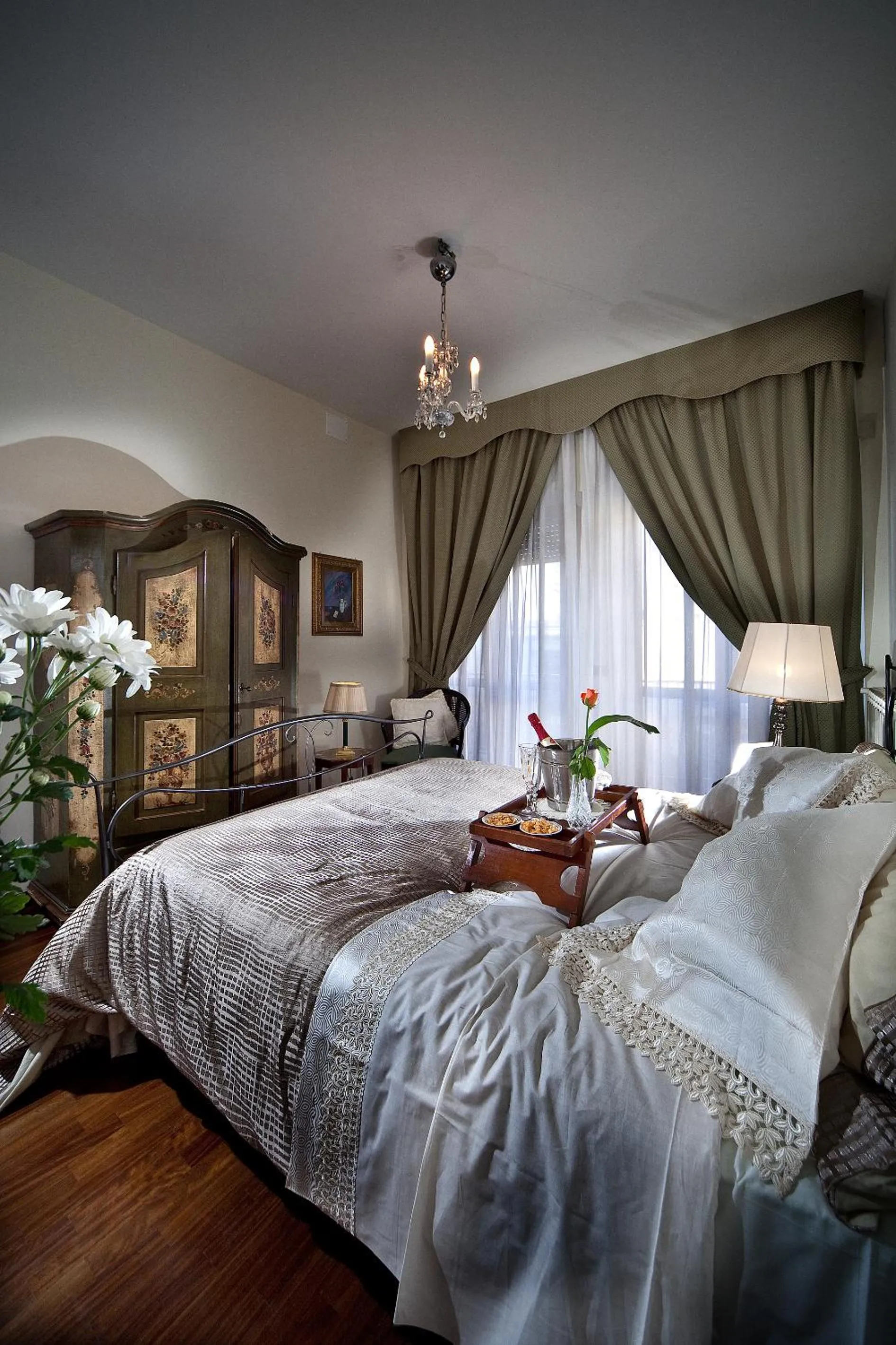 Photo of the whole room, Bed in Napoli Porta Di Mare