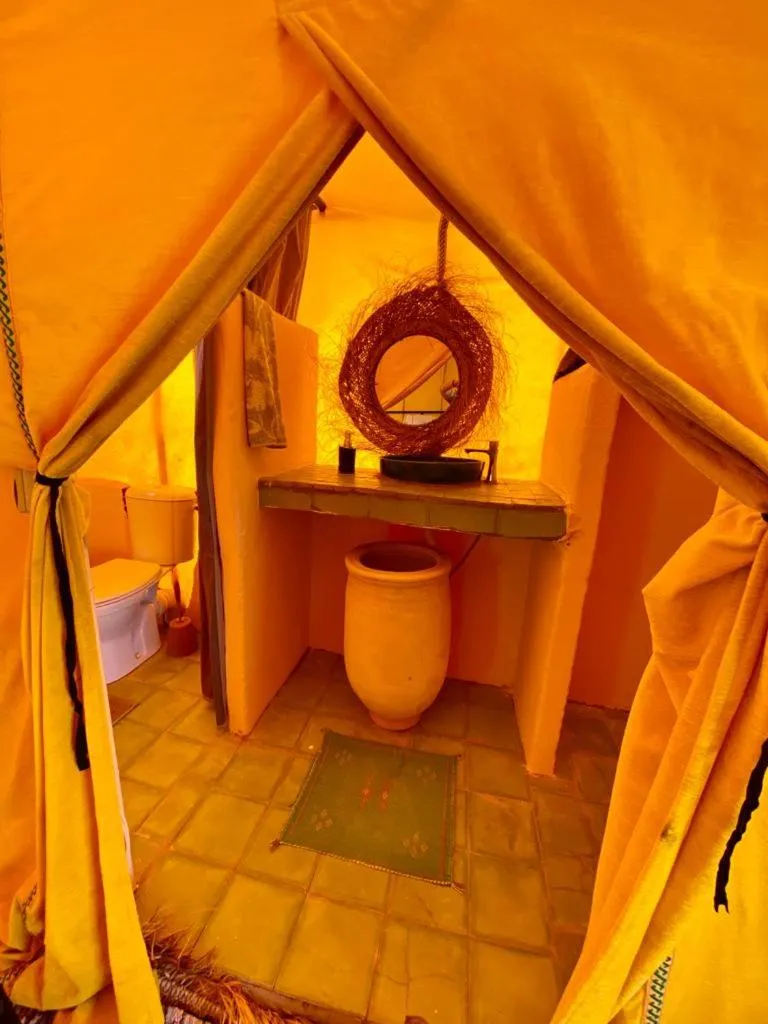 Shower in Tinfou desert camp
