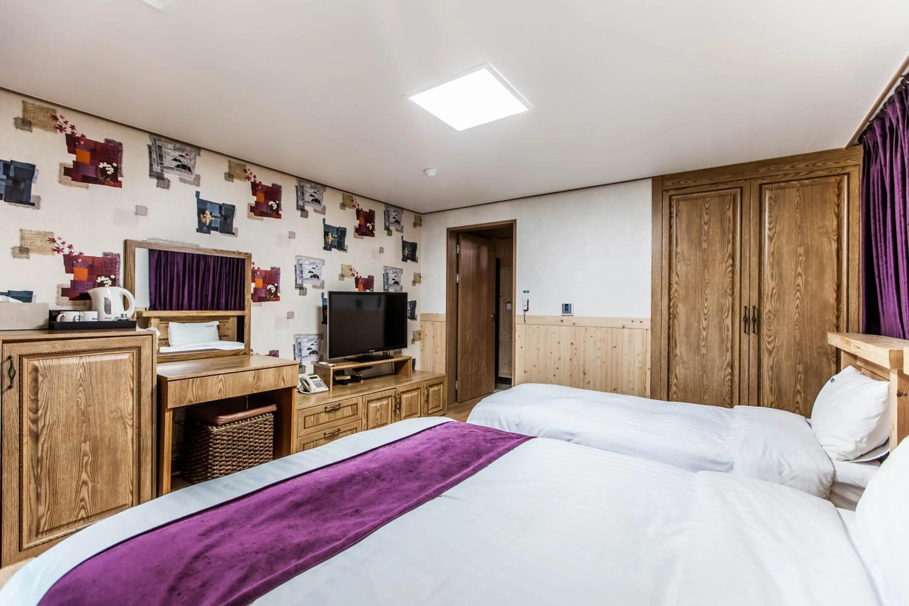 Bed in Cheonjiyeon Hotel