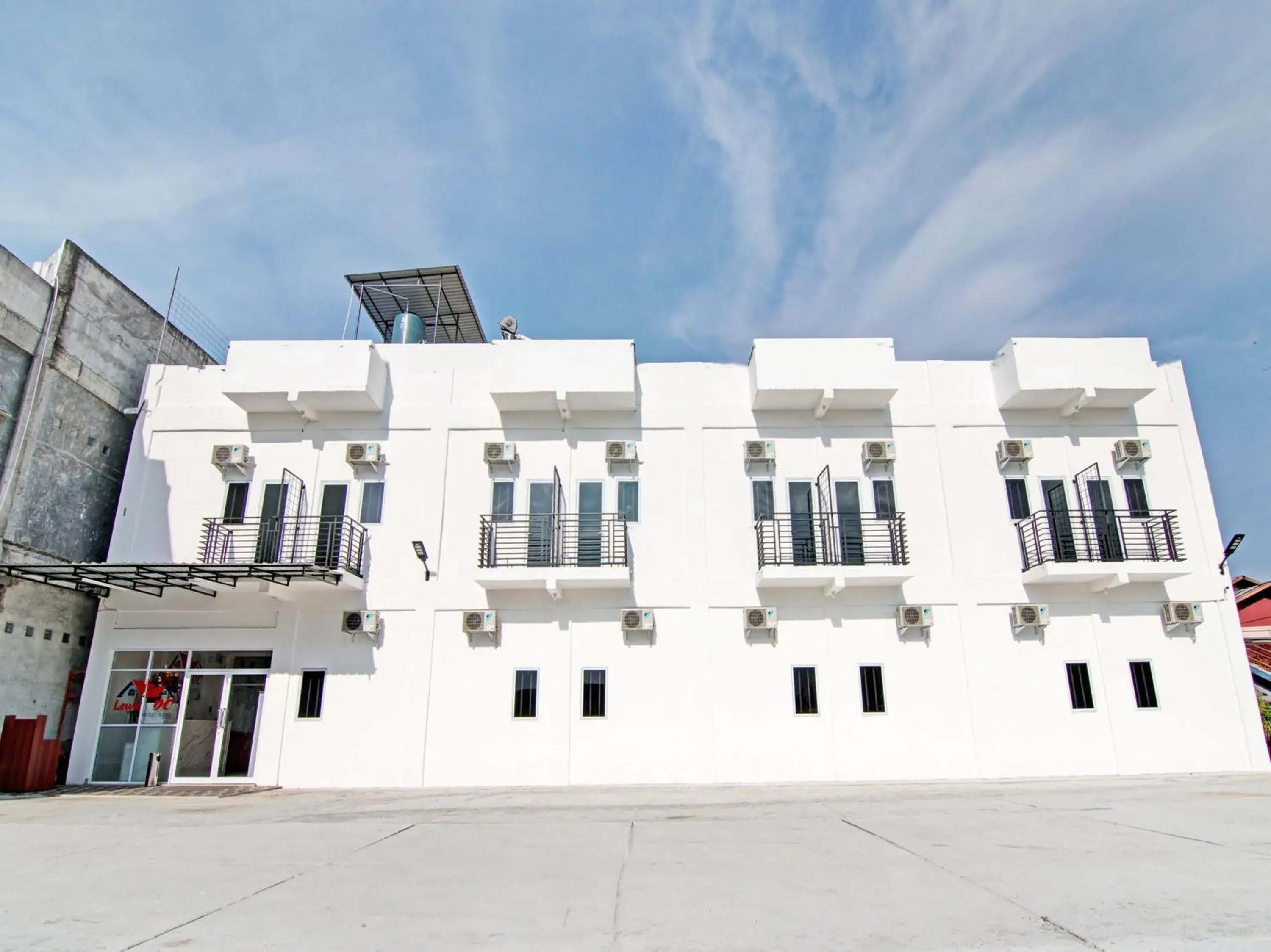 Facade/entrance in Hotel O Penginapan Sarinah SyariahNearRM Beringin Indah Facade/entrance in Hotel O Penginapan Sarinah SyariahNearRM Beringin Indah