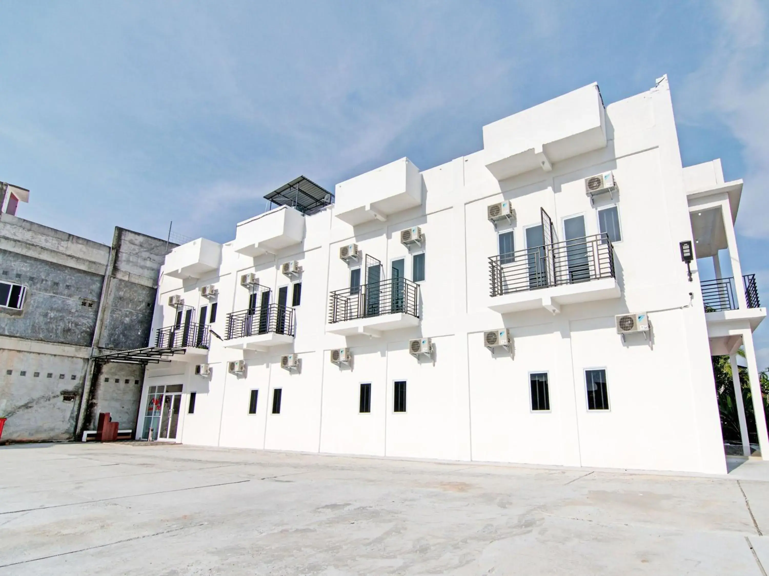 Facade/entrance in Hotel O Penginapan Sarinah SyariahNearRM Beringin Indah Facade/entrance in Hotel O Penginapan Sarinah SyariahNearRM Beringin Indah