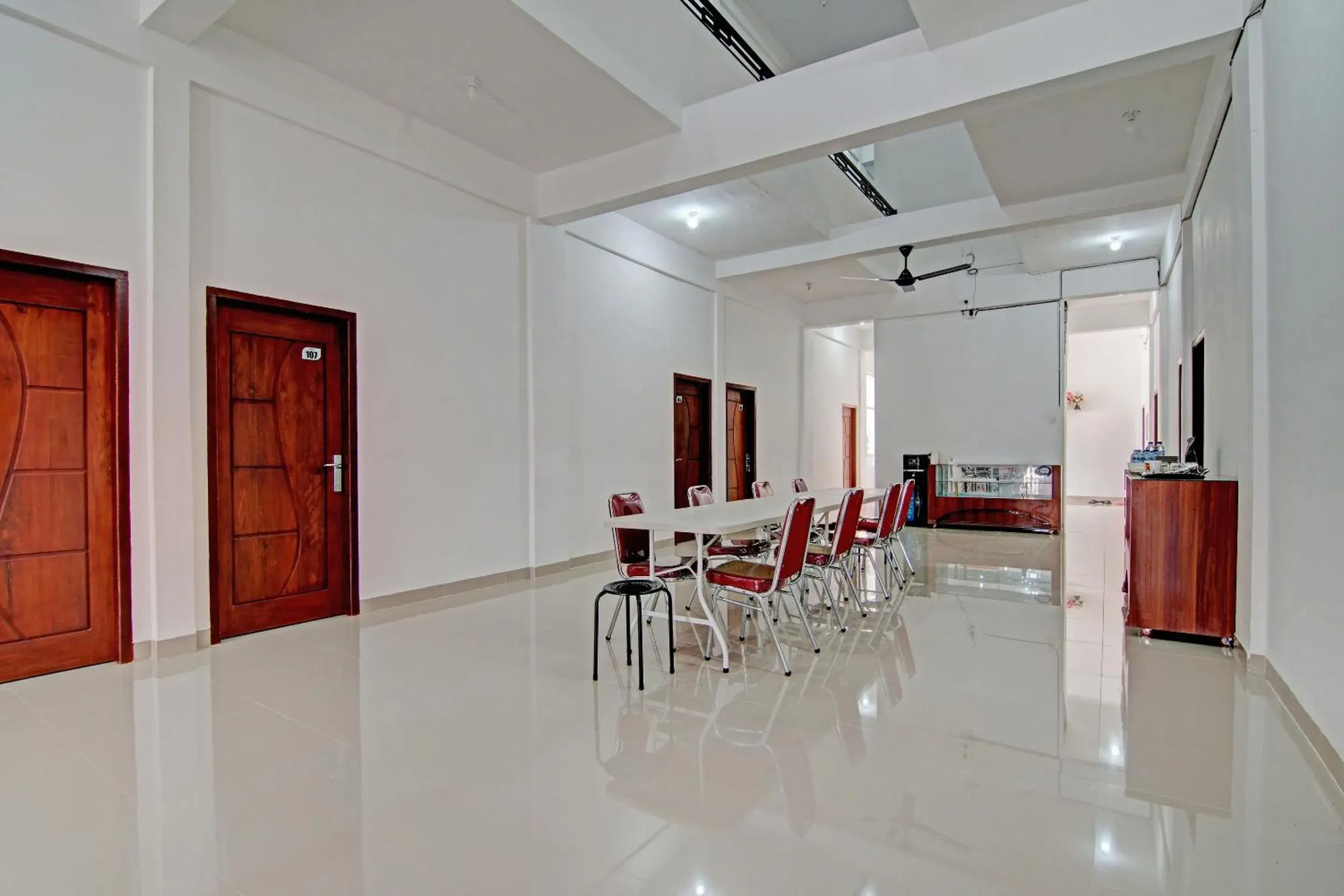 Lobby or reception in Hotel O Penginapan Sarinah SyariahNearRM Beringin Indah Lobby or reception in Hotel O Penginapan Sarinah SyariahNearRM Beringin Indah