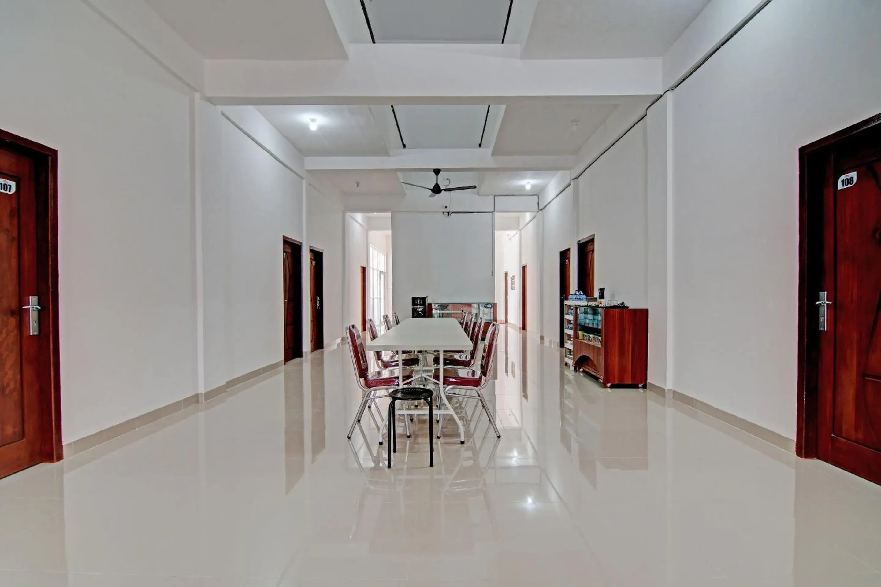 Lobby or reception in Hotel O Penginapan Sarinah SyariahNearRM Beringin Indah Lobby or reception in Hotel O Penginapan Sarinah SyariahNearRM Beringin Indah