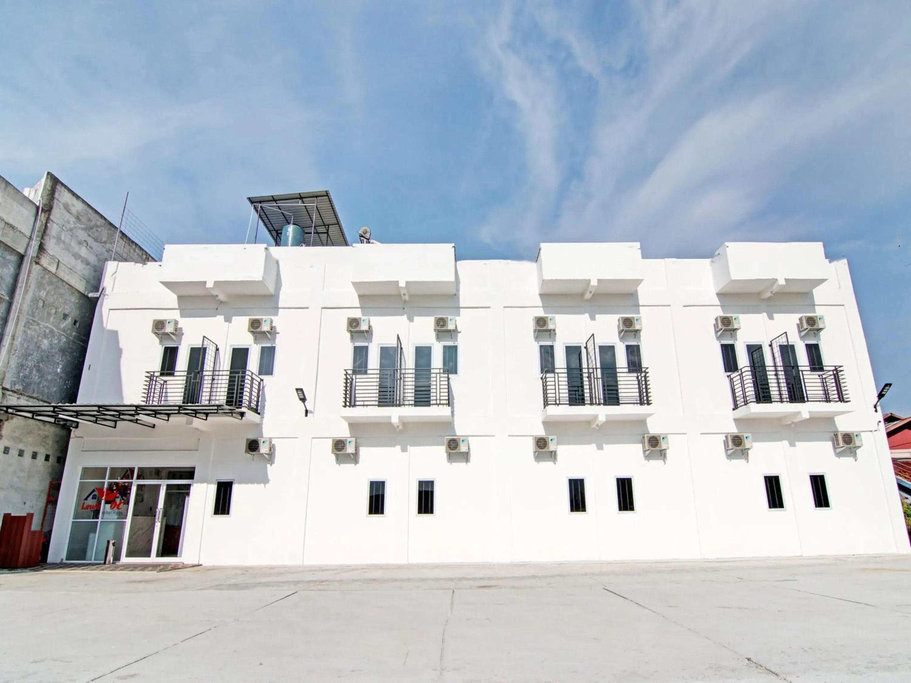 Facade/entrance in Hotel O Penginapan Sarinah SyariahNearRM Beringin Indah Facade/entrance in Hotel O Penginapan Sarinah SyariahNearRM Beringin Indah