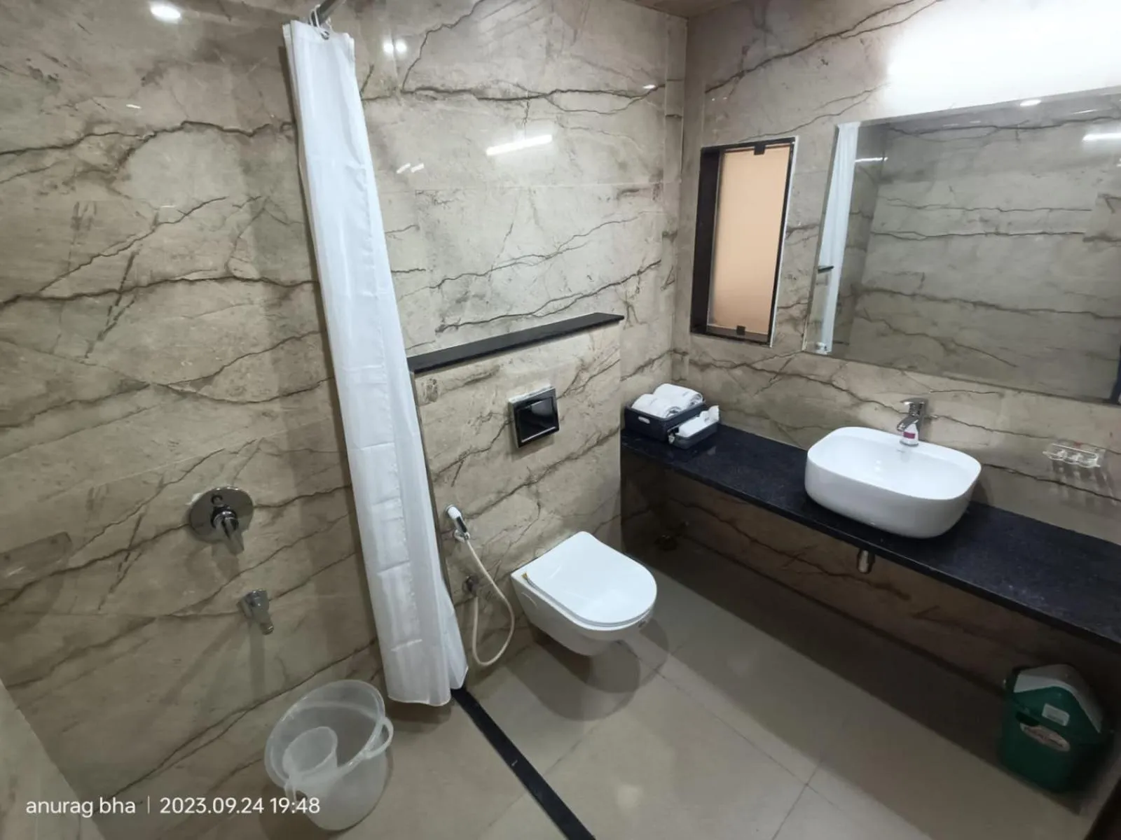 Bathroom in Hotel Raas Inn, New Hotel
