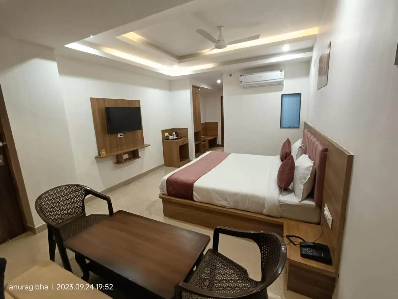 Bedroom in Hotel Raas Inn, New Hotel Bedroom in Hotel Raas Inn, New Hotel