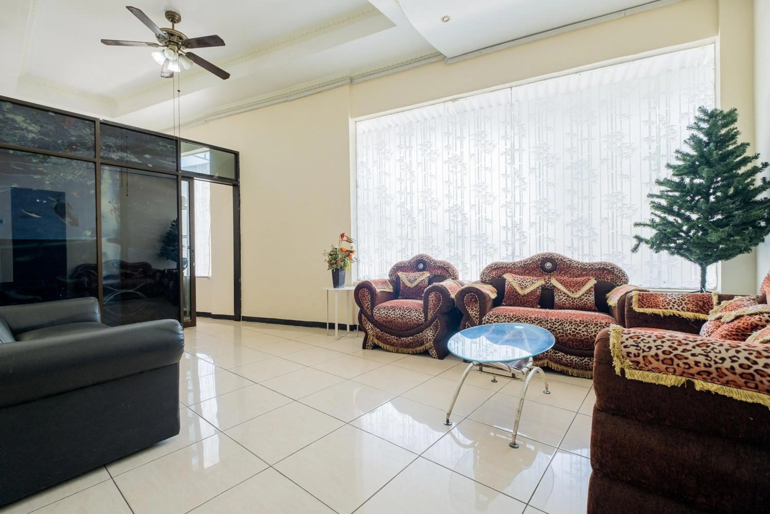 Seating area in RedDoorz Plus @ Grace Residence Surabaya