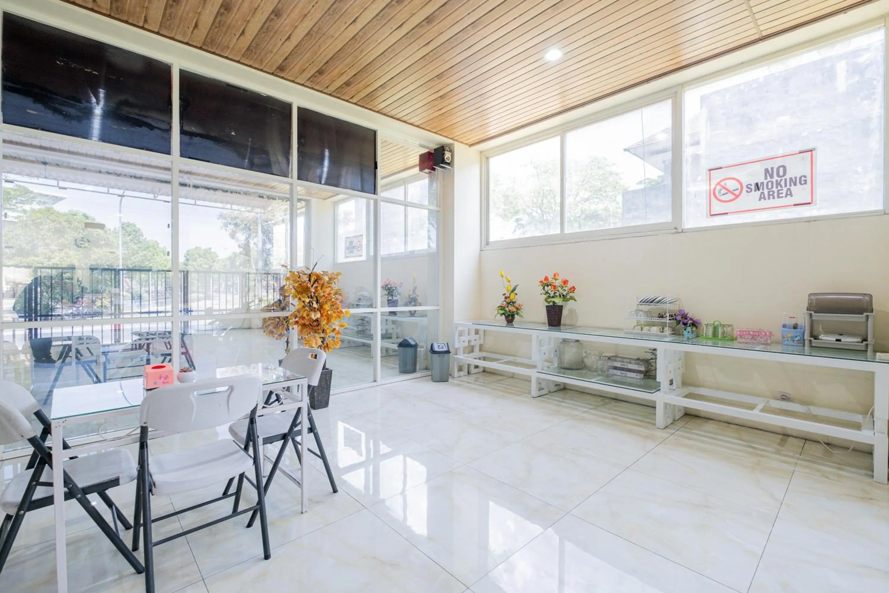 Seating area in RedDoorz Plus @ Grace Residence Surabaya