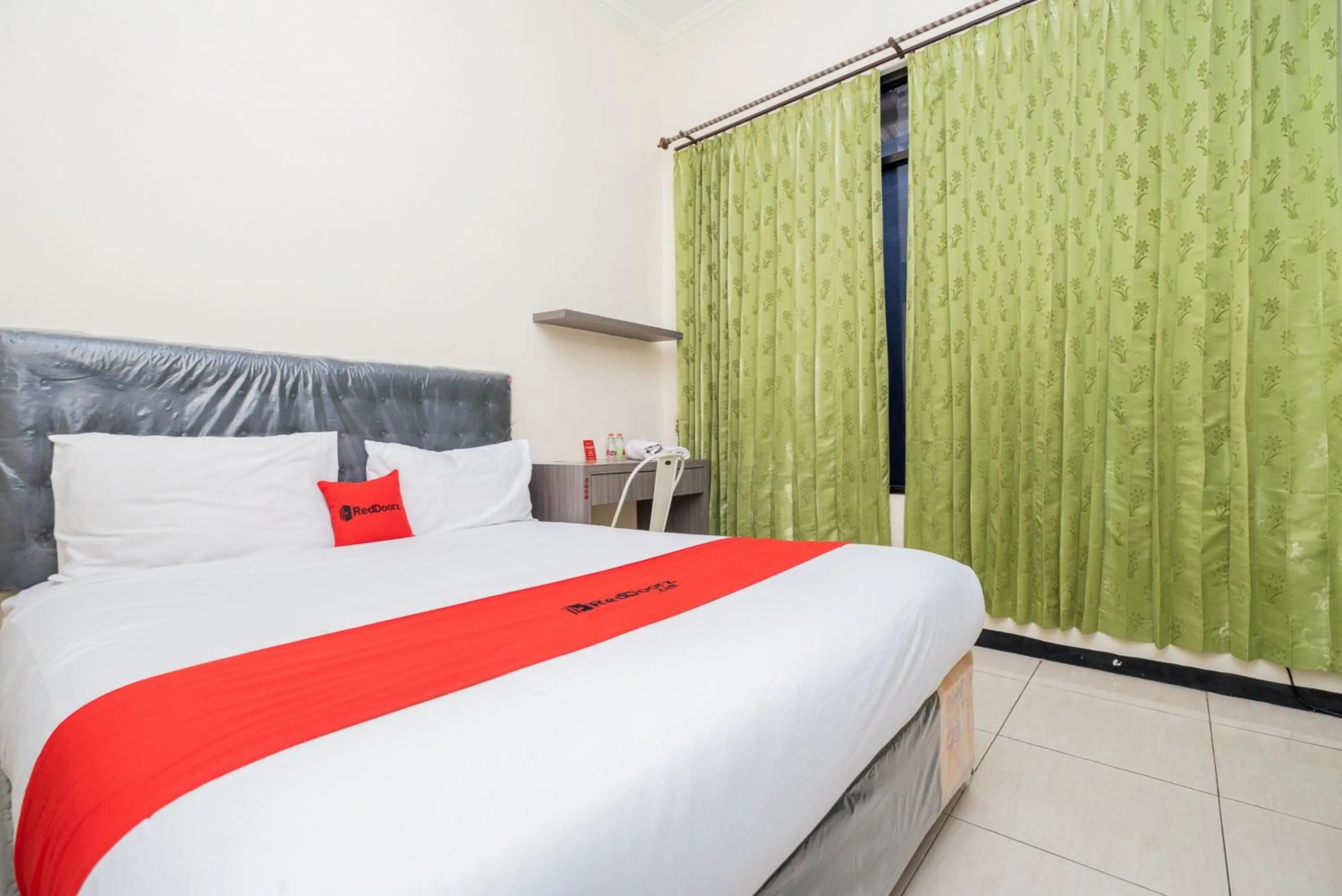 Bed in RedDoorz Plus @ Grace Residence Surabaya