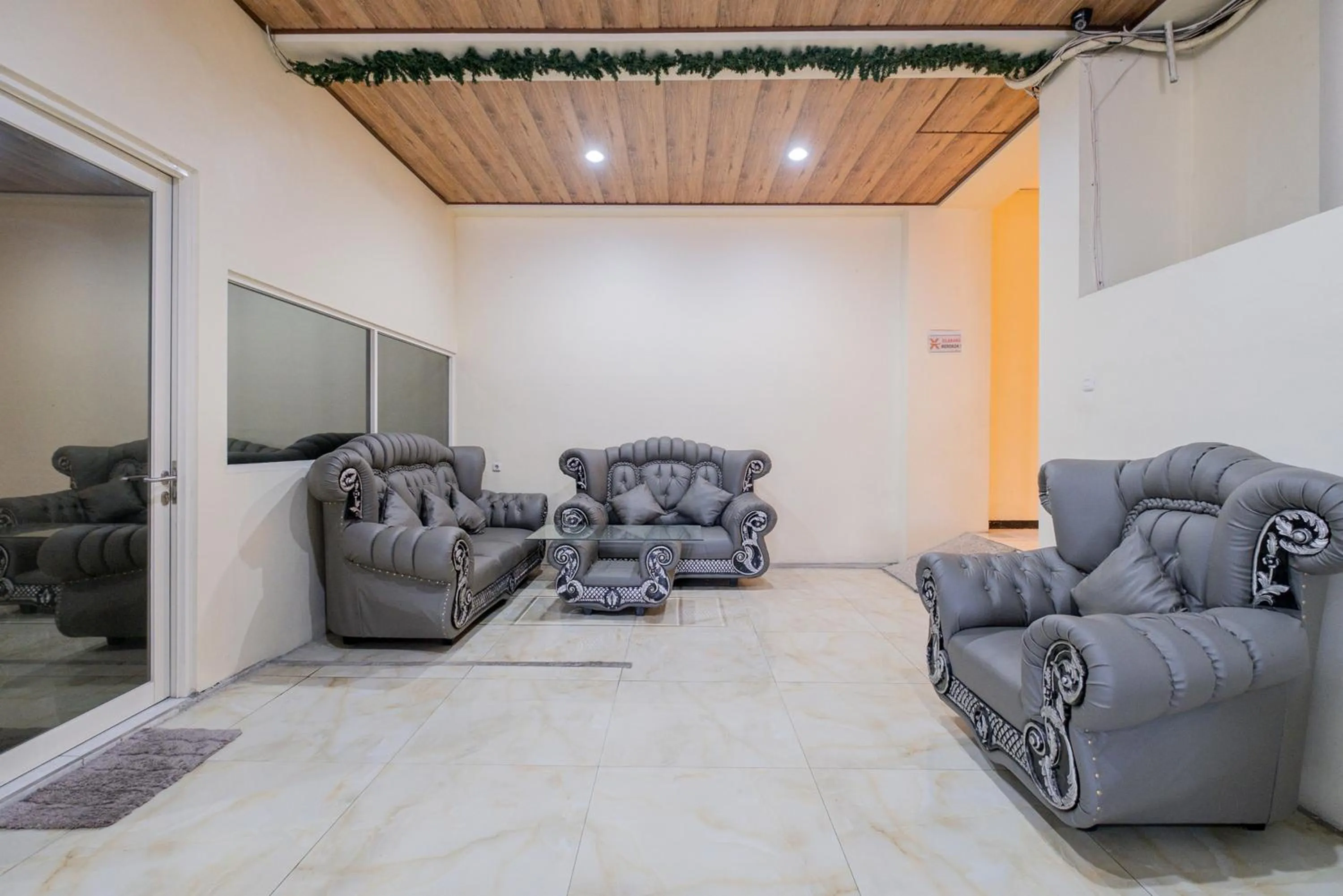 Seating area in RedDoorz Plus @ Grace Residence Surabaya