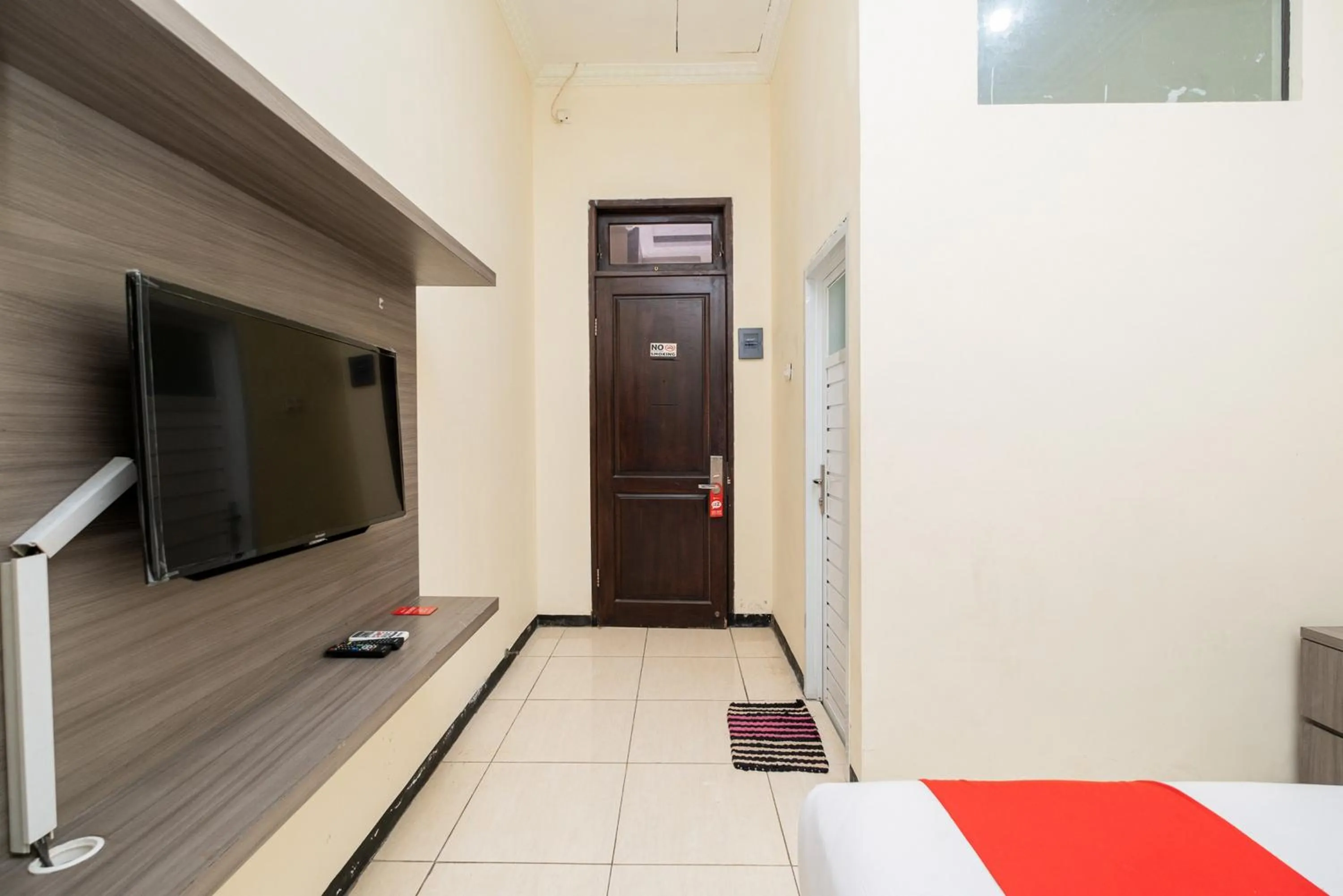 Bed in RedDoorz Plus @ Grace Residence Surabaya