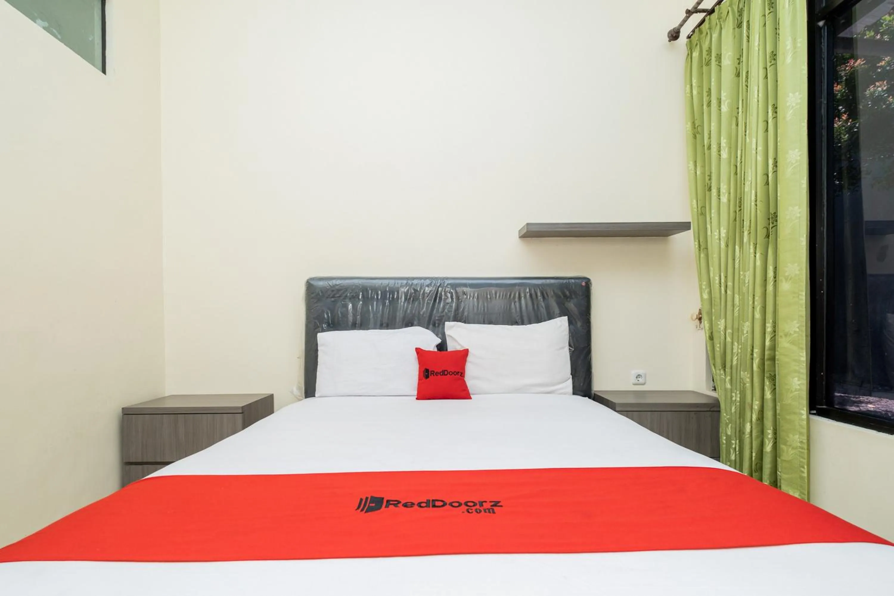 Bed in RedDoorz Plus @ Grace Residence Surabaya
