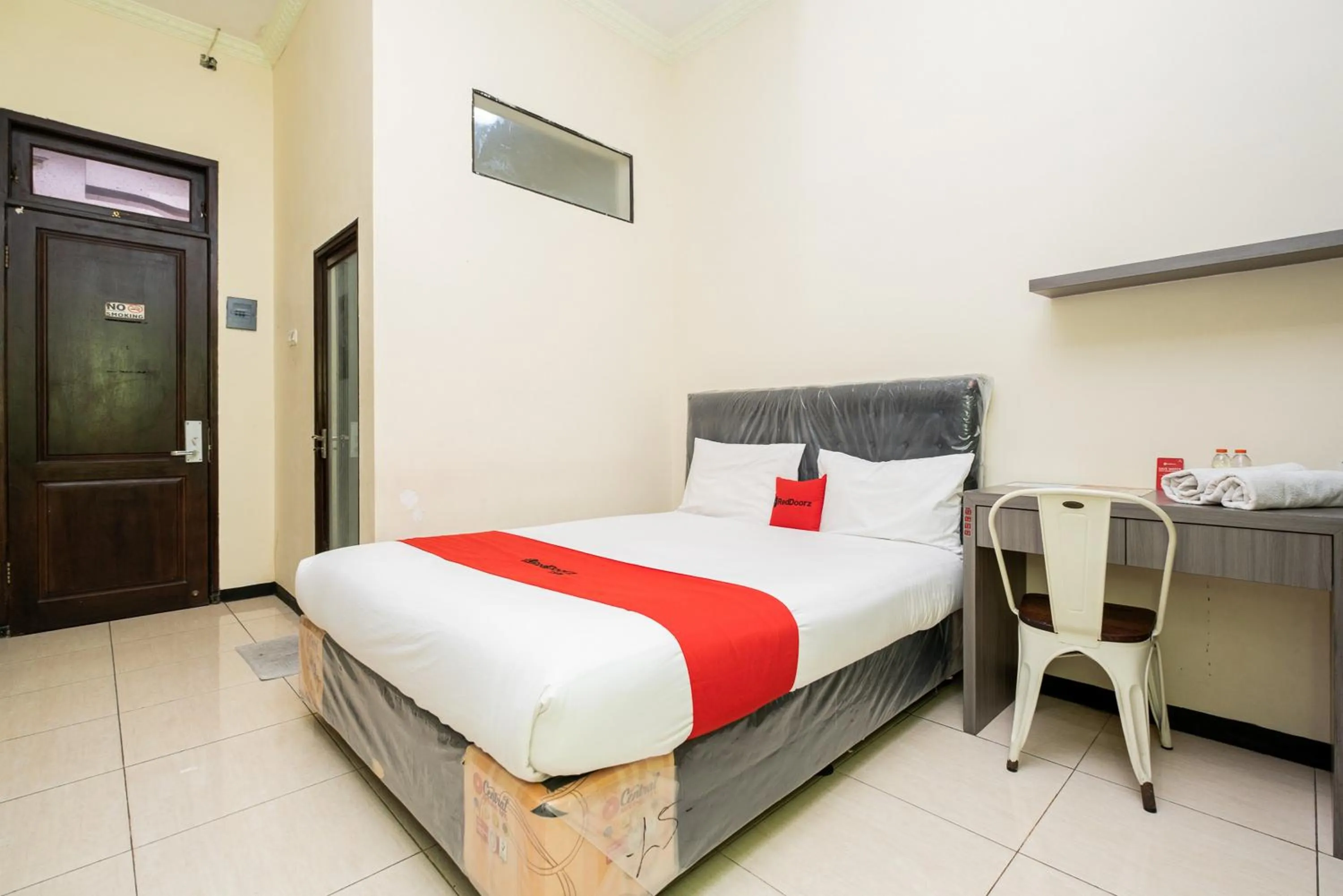 Bed in RedDoorz Plus @ Grace Residence Surabaya