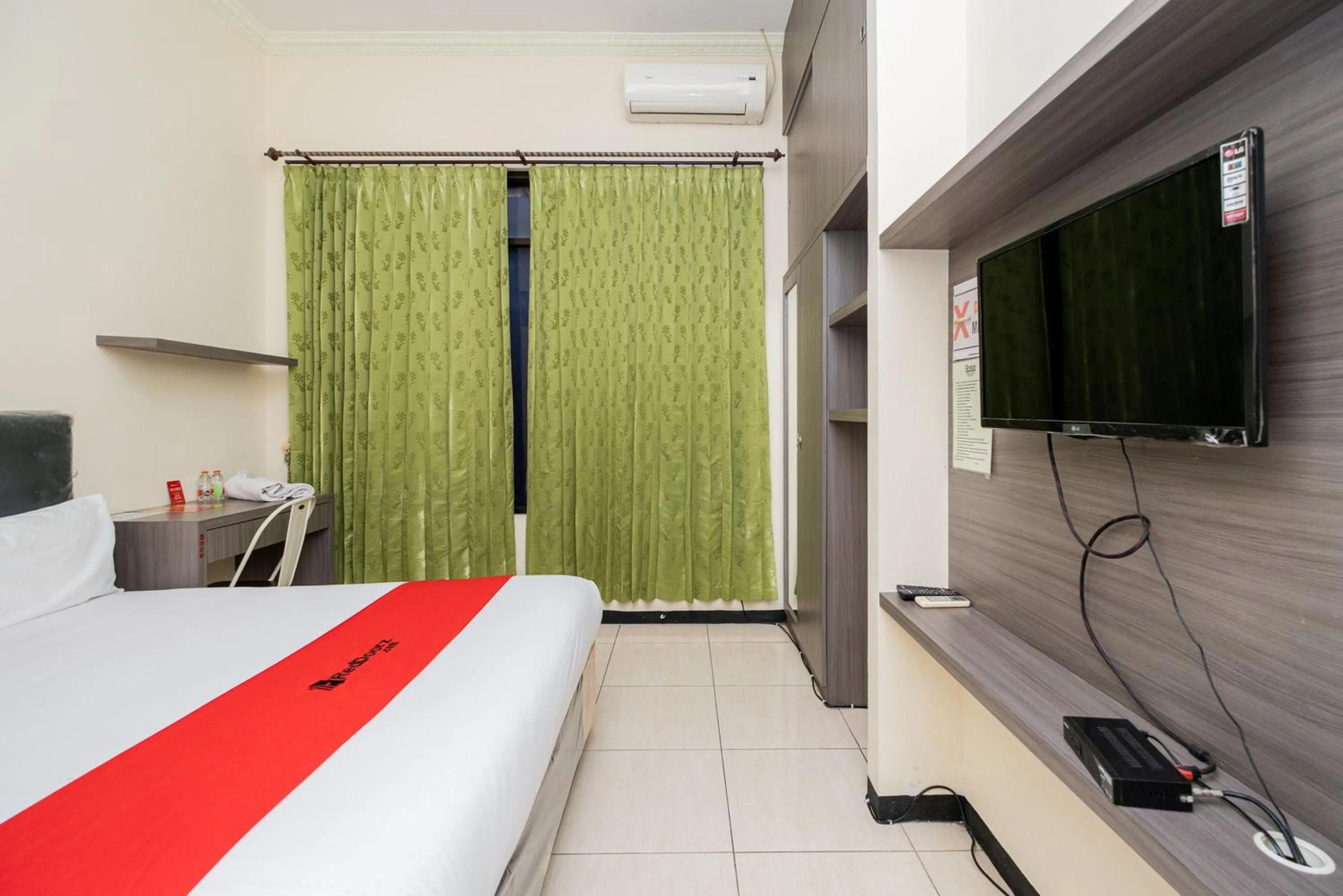 Bed in RedDoorz Plus @ Grace Residence Surabaya