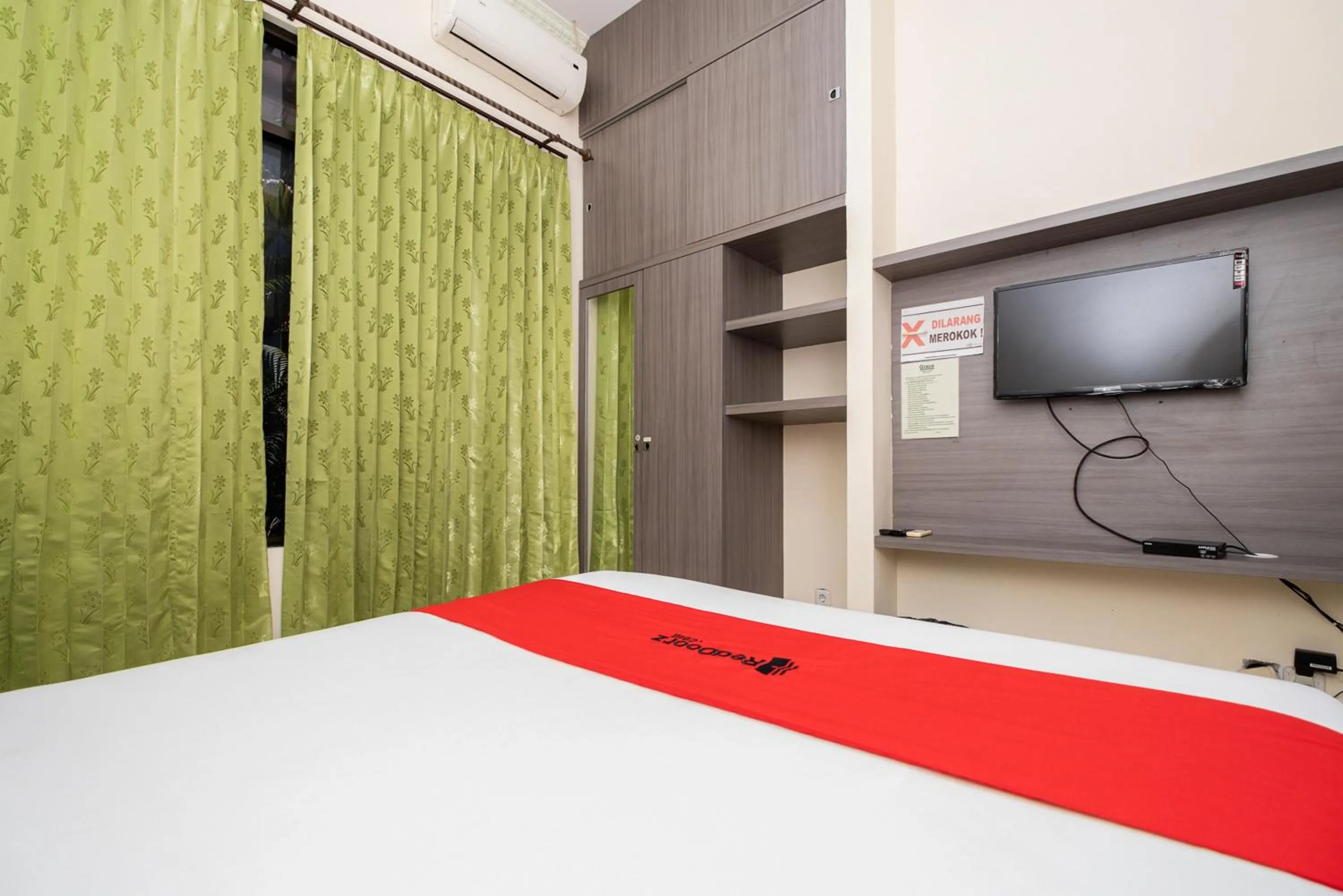 Bed in RedDoorz Plus @ Grace Residence Surabaya