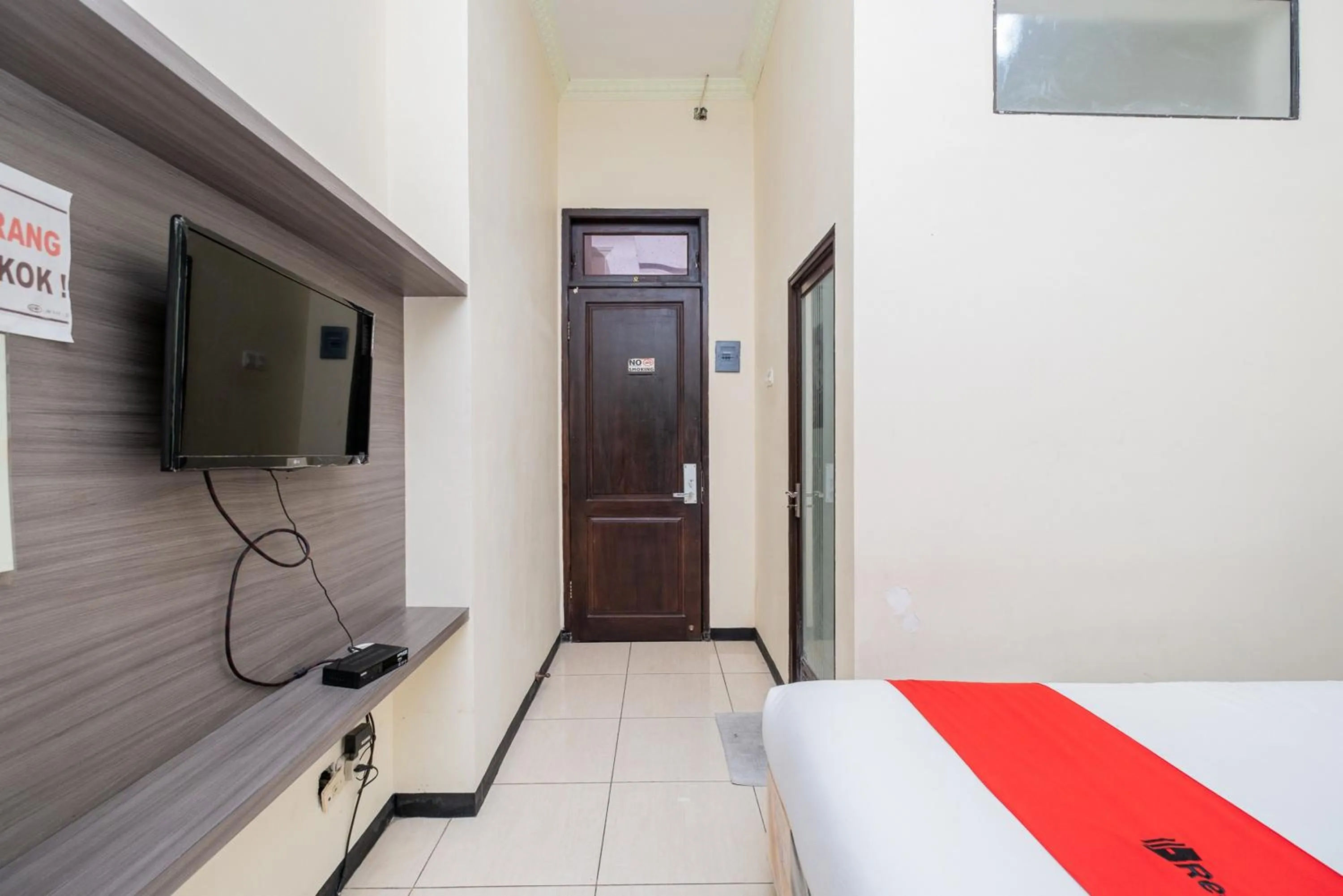 Bed in RedDoorz Plus @ Grace Residence Surabaya
