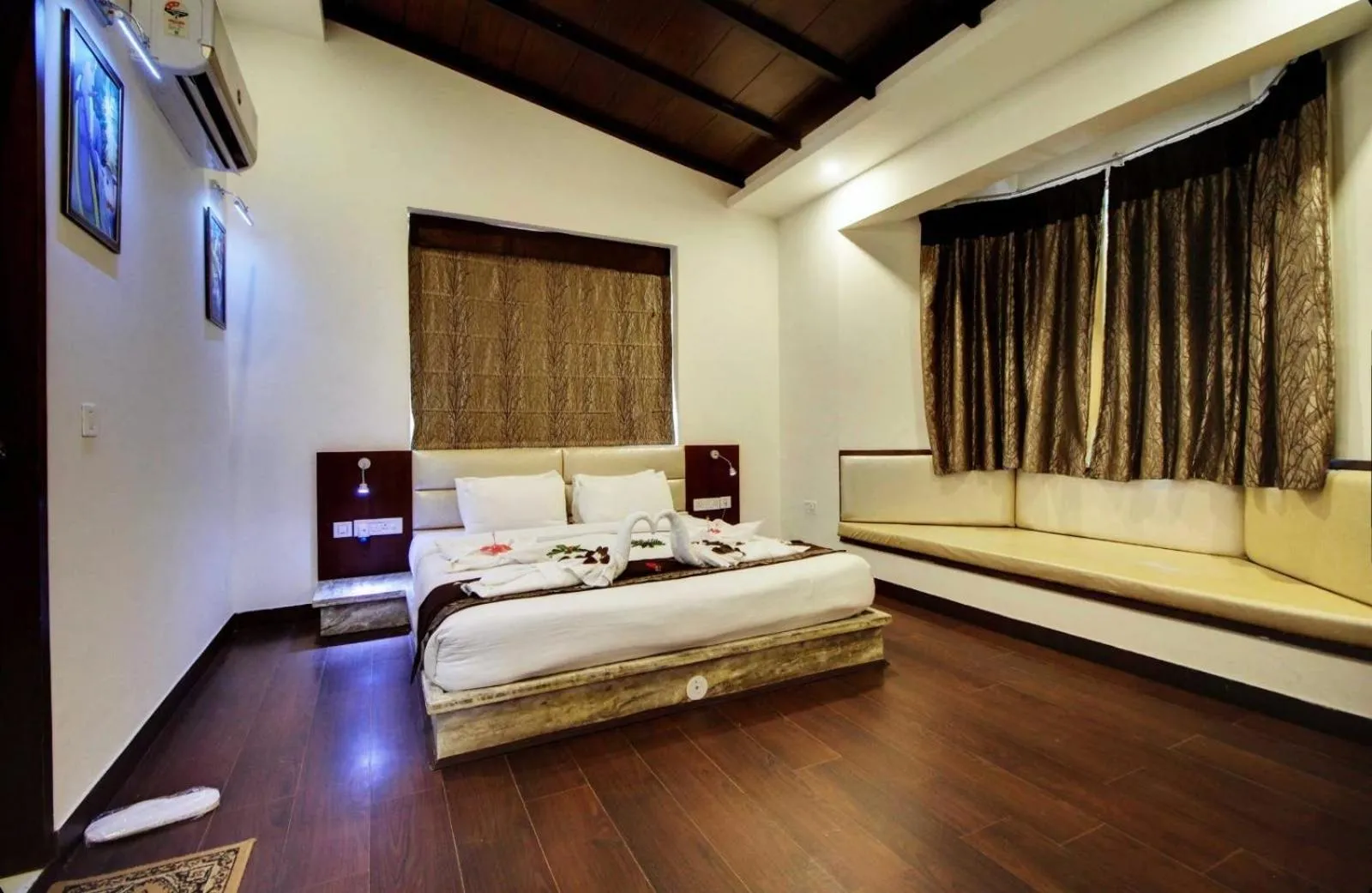 Bedroom, Bed in Corbett Tusker Trail