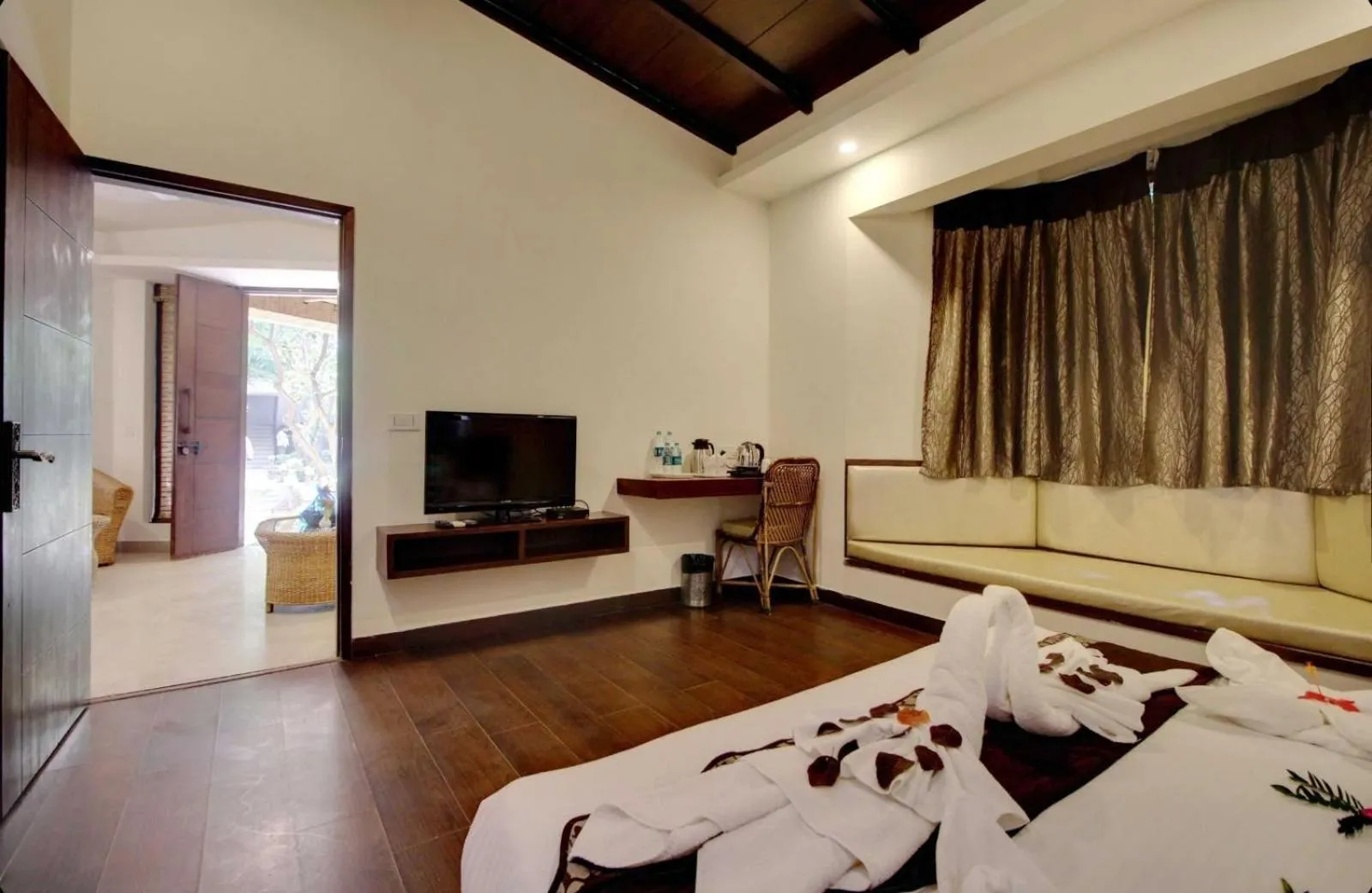 Photo of the whole room, Bed in Corbett Tusker Trail
