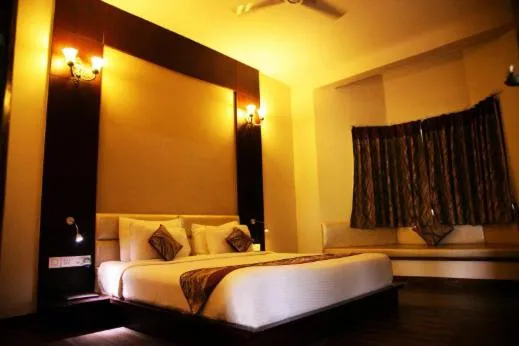 Photo of the whole room, Bed in Corbett Tusker Trail