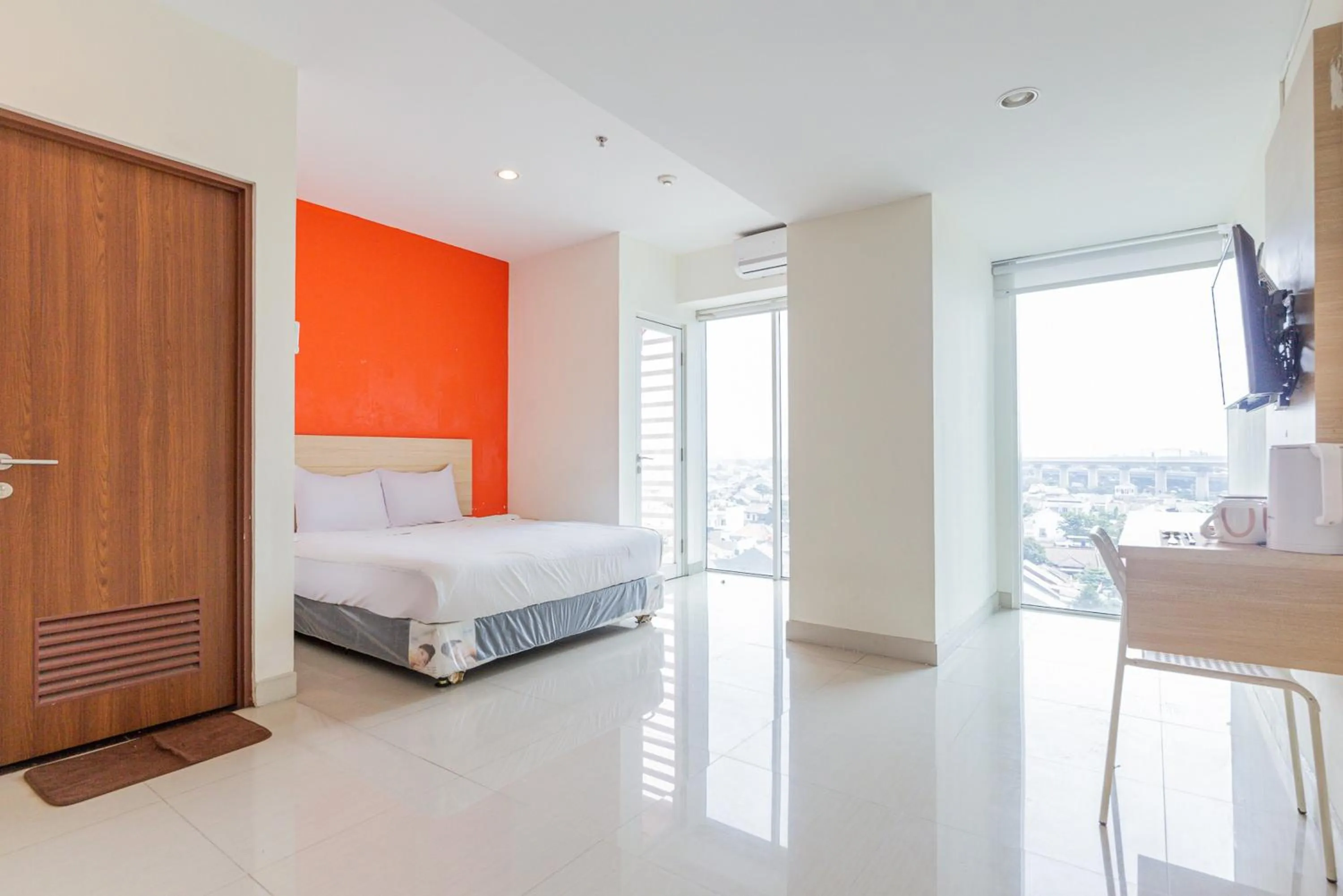 Bed in RedLiving Apartemen Grand Kamala Lagoon - Rooms 911 Tower Barclay South with Netflix