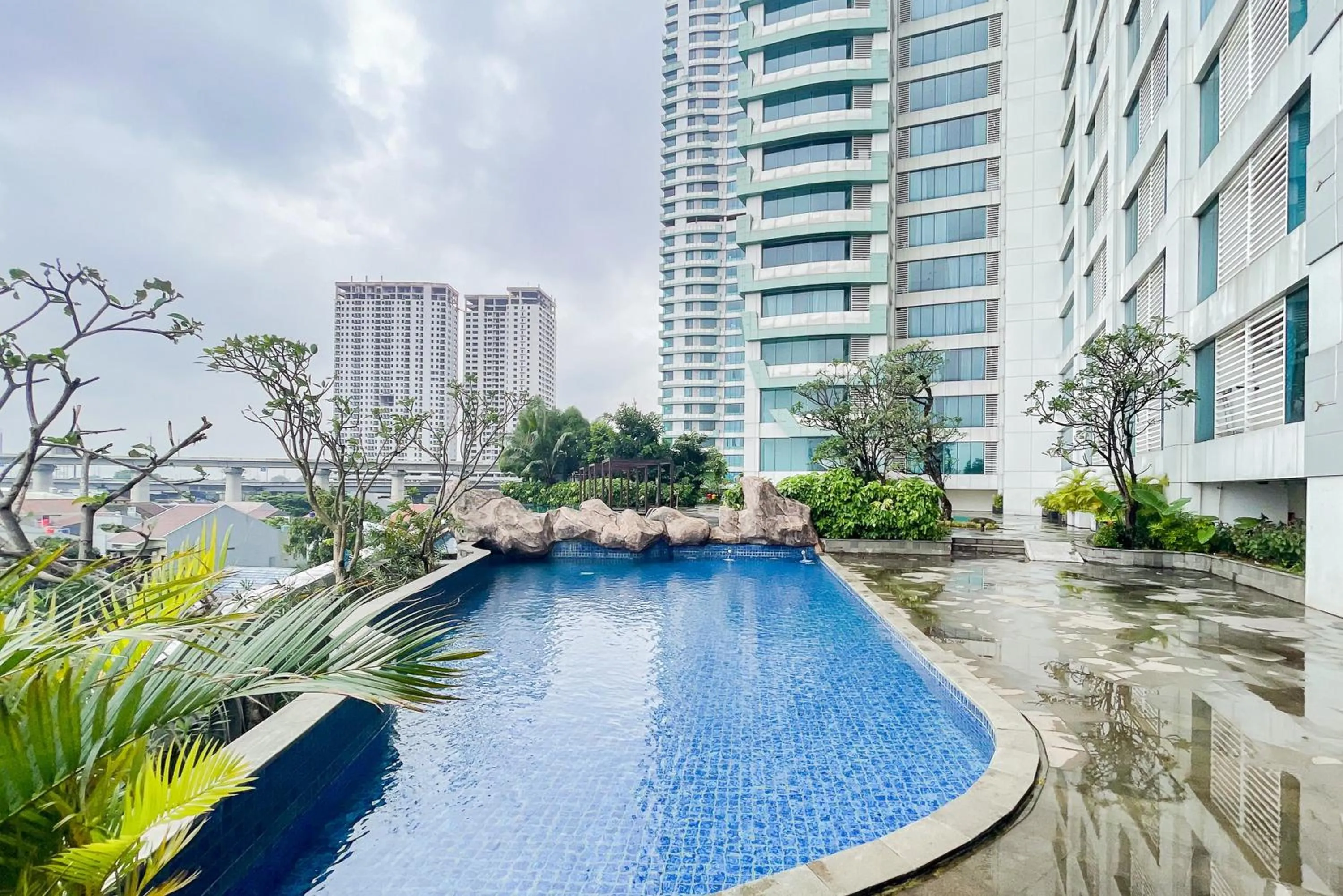 Swimming pool in RedLiving Apartemen Grand Kamala Lagoon - Rooms 911 Tower Barclay South with Netflix