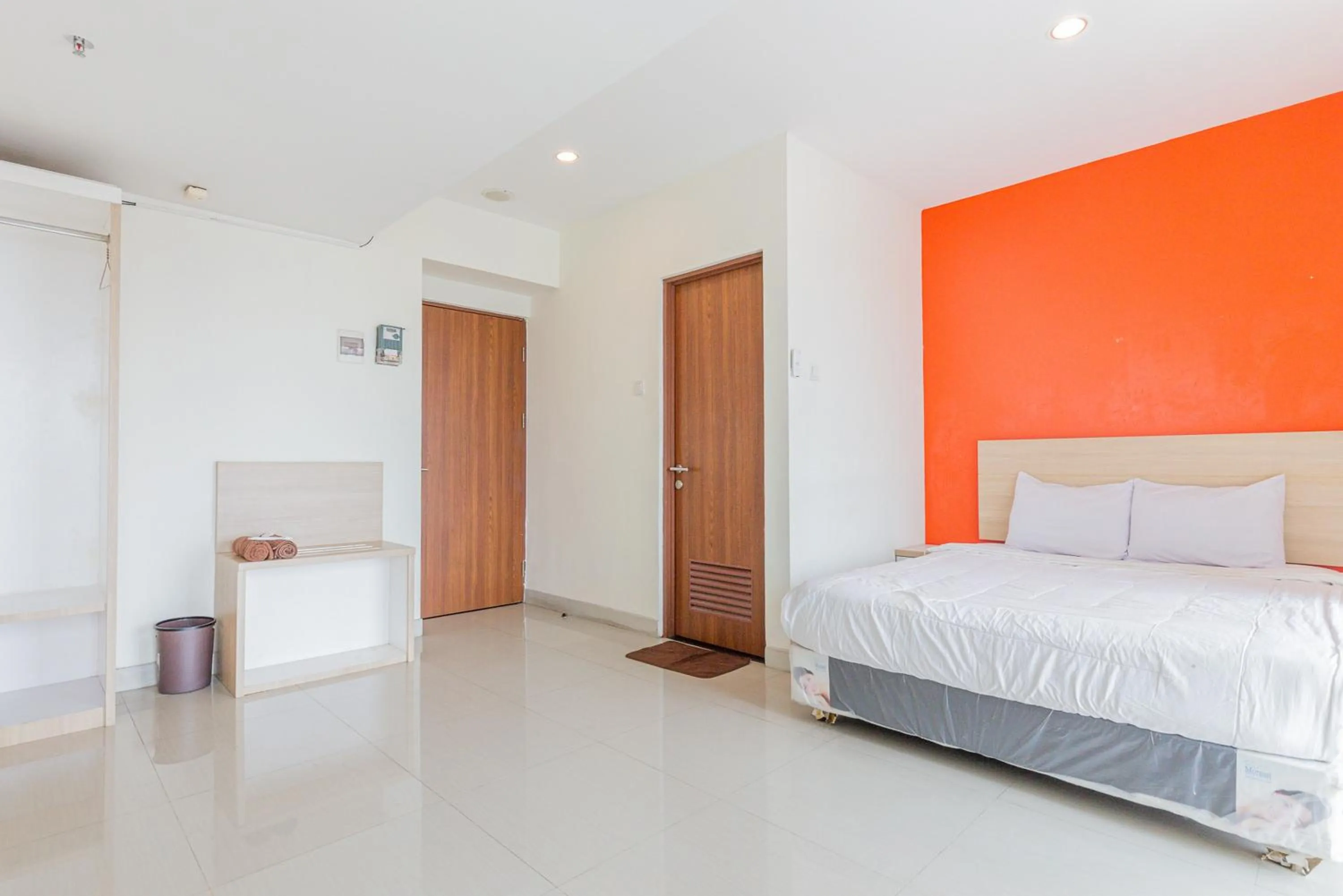 Bed in RedLiving Apartemen Grand Kamala Lagoon - Rooms 911 Tower Barclay South with Netflix