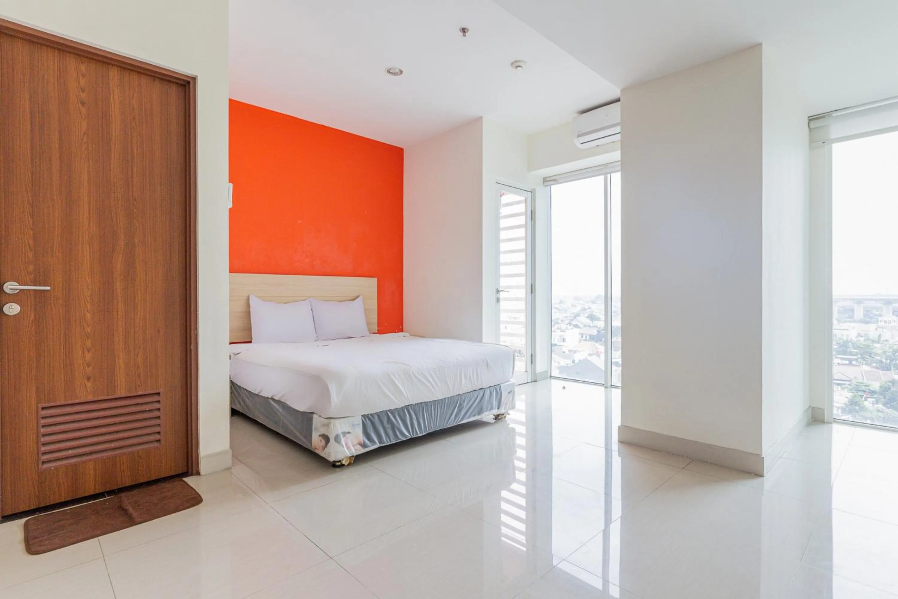 Bed in RedLiving Apartemen Grand Kamala Lagoon - Rooms 911 Tower Barclay South with Netflix