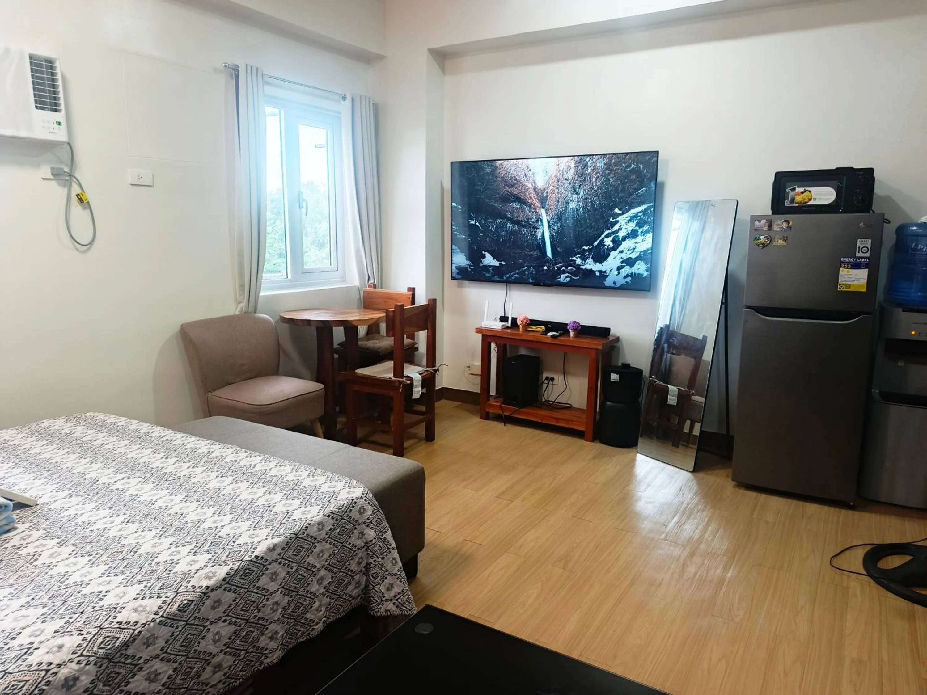 Bed in Happy Stays B - End Unit Greenery View at SMDC Hope Residences